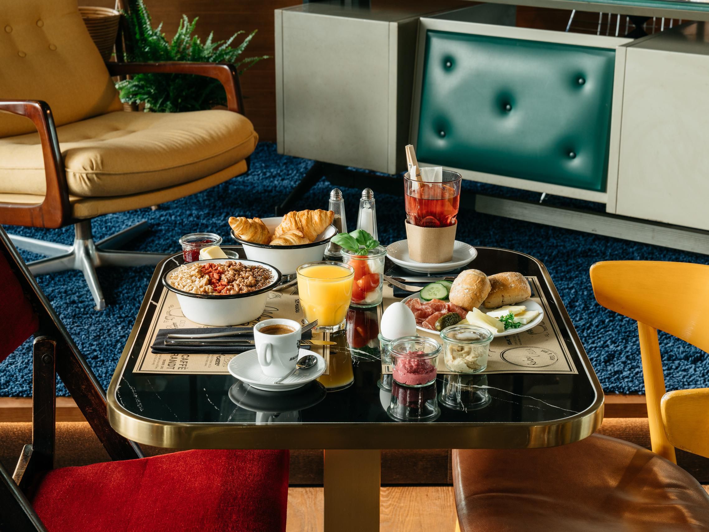 Desayuno buffet con productos frescos en Ruby Ella Colonia