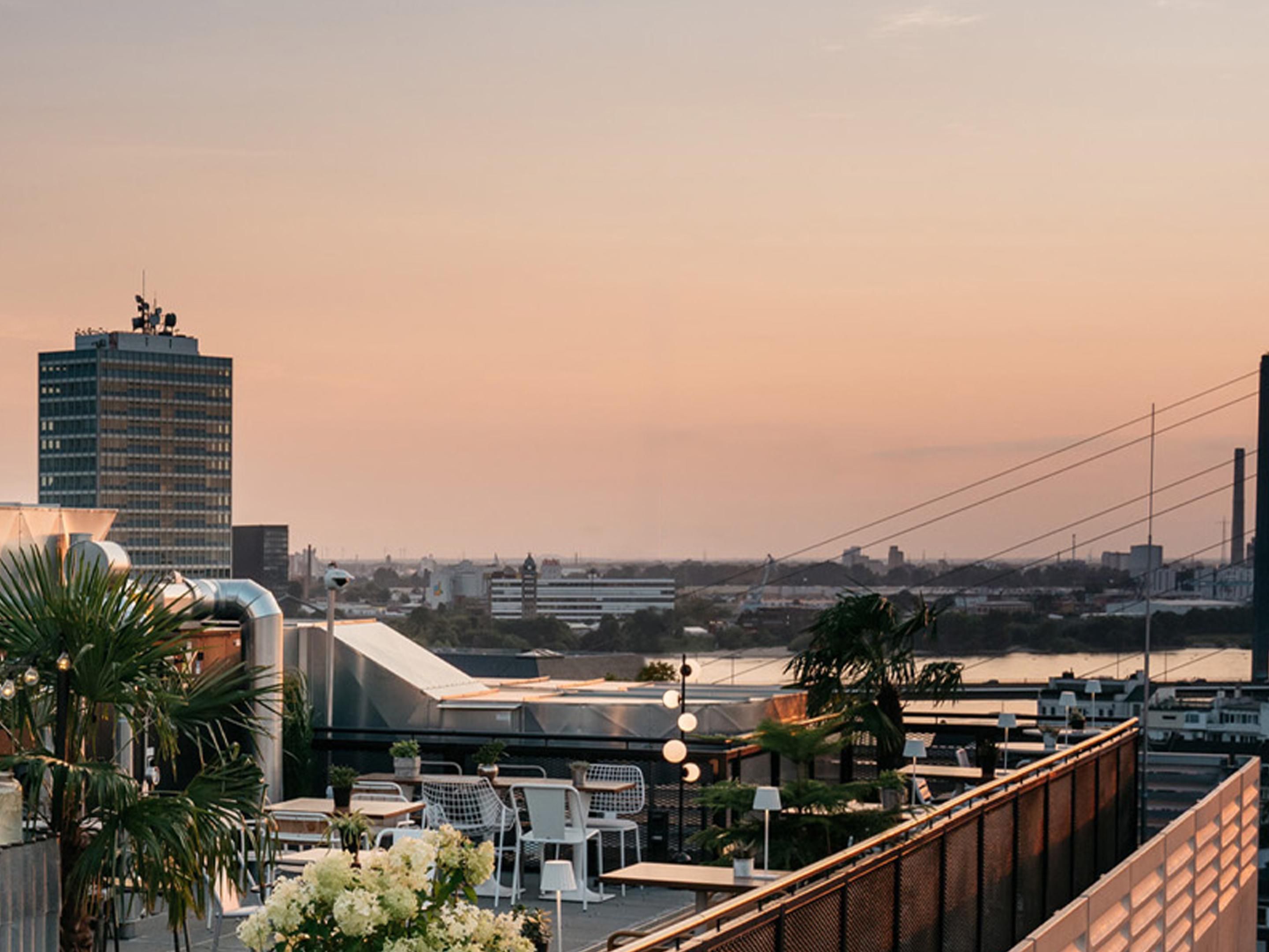 Ruby Coco Hotel Dusseldorf | Rhein tower and bridge