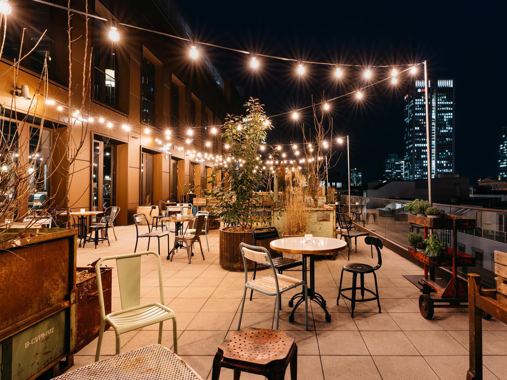 Ruby Louise Hotel Frankfurt | terrace, night, lights