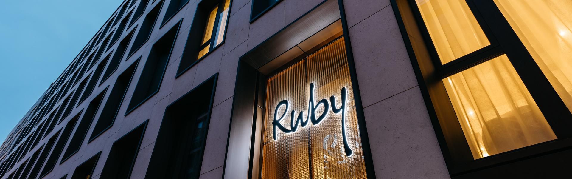 Ruby Louise Hotel Frankfurt | Evening city arrival
