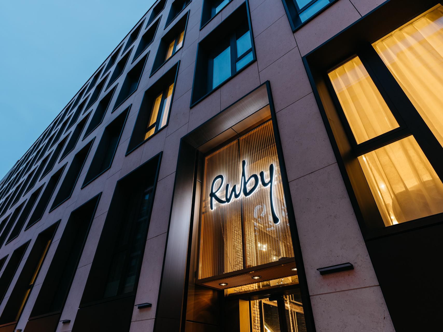 Ruby Louise Hotel Frankfurt | Evening city arrival