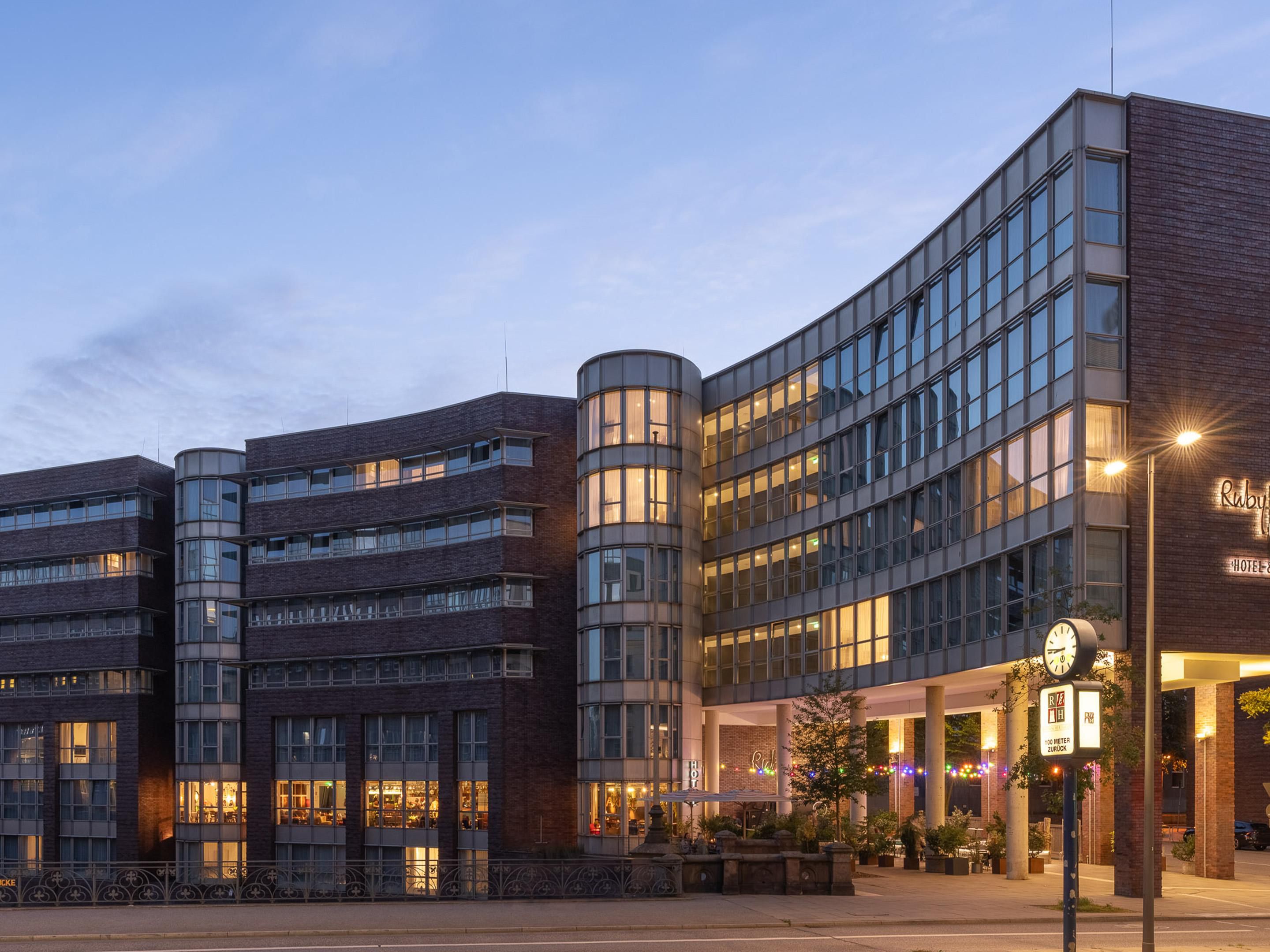 Ruby Lotti Hotel Hamburg | Hotel Exterior at Dusk