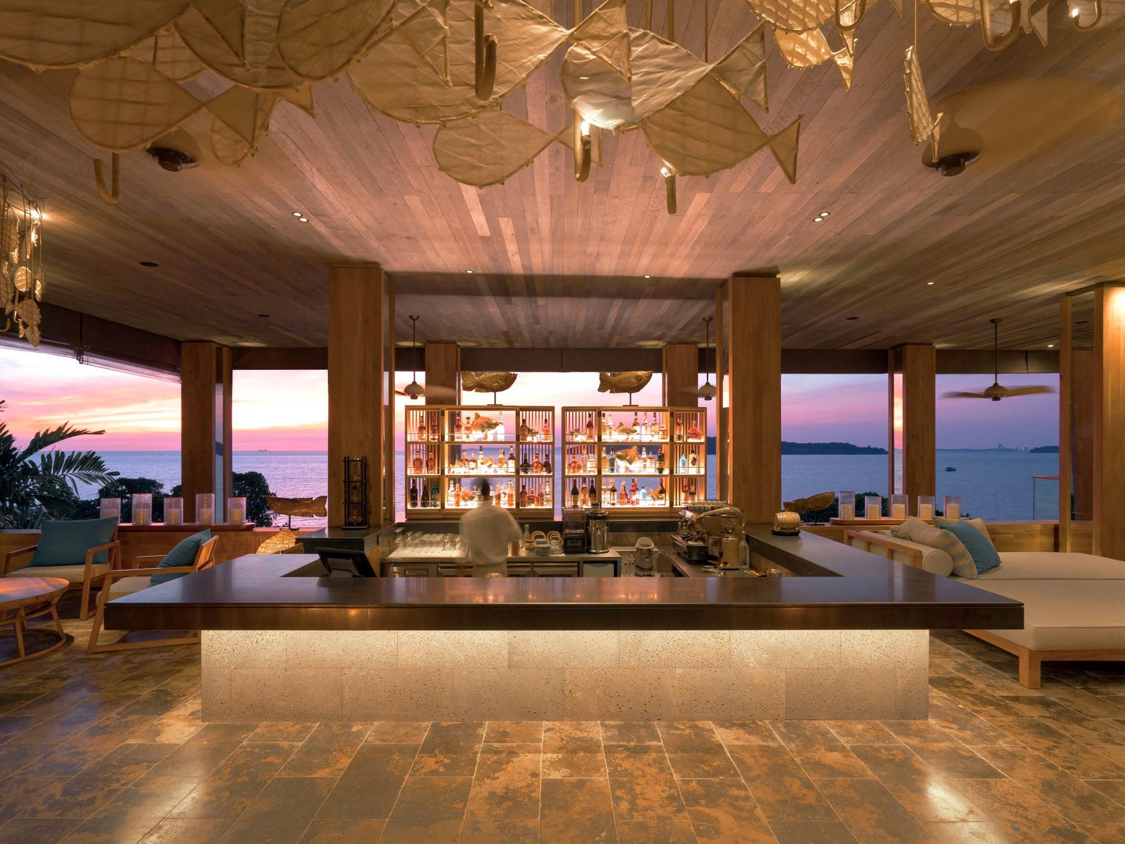 Bar and Lounge