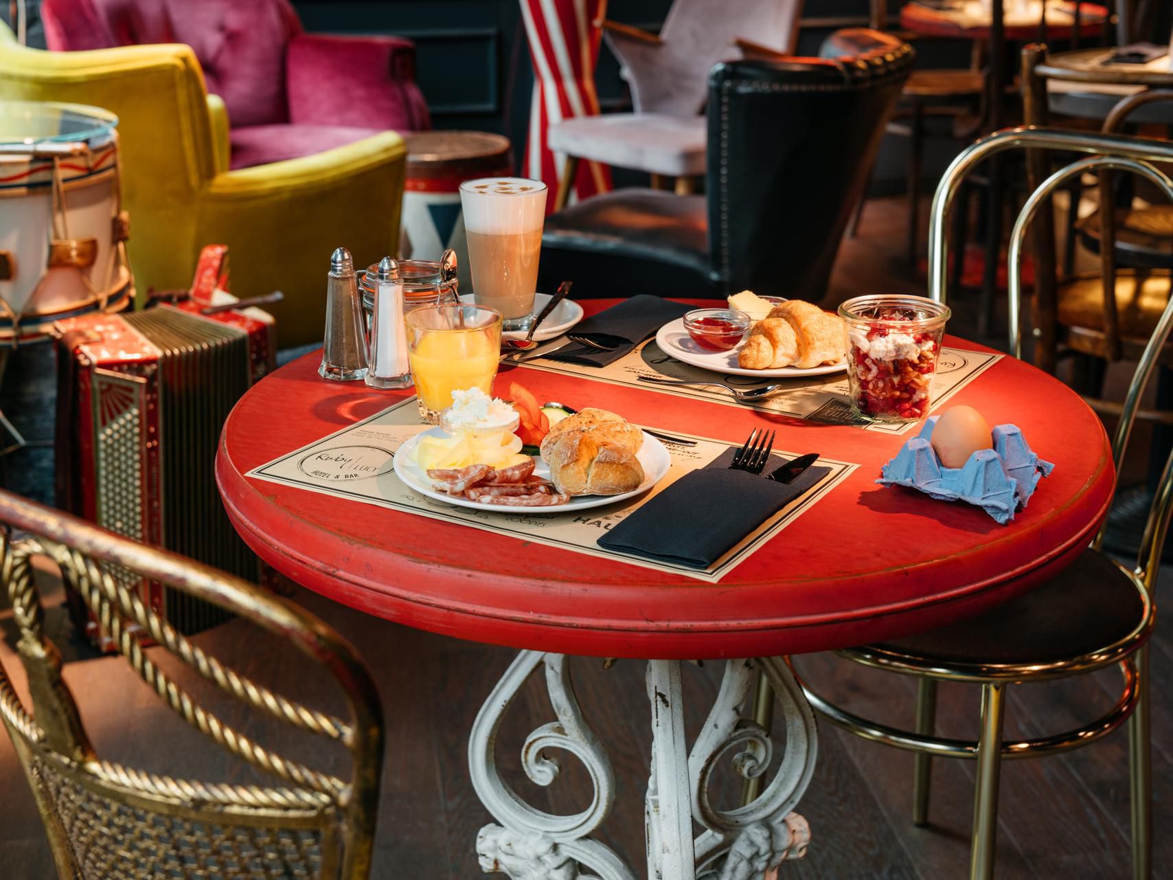 Our delicious, locally sourced breakfast features fresh regional ingredients, bottomless barista coffee and organic tea on tap. Working closely with nearby partners keeps everything super fresh while helping us reduce food miles and support local producers.