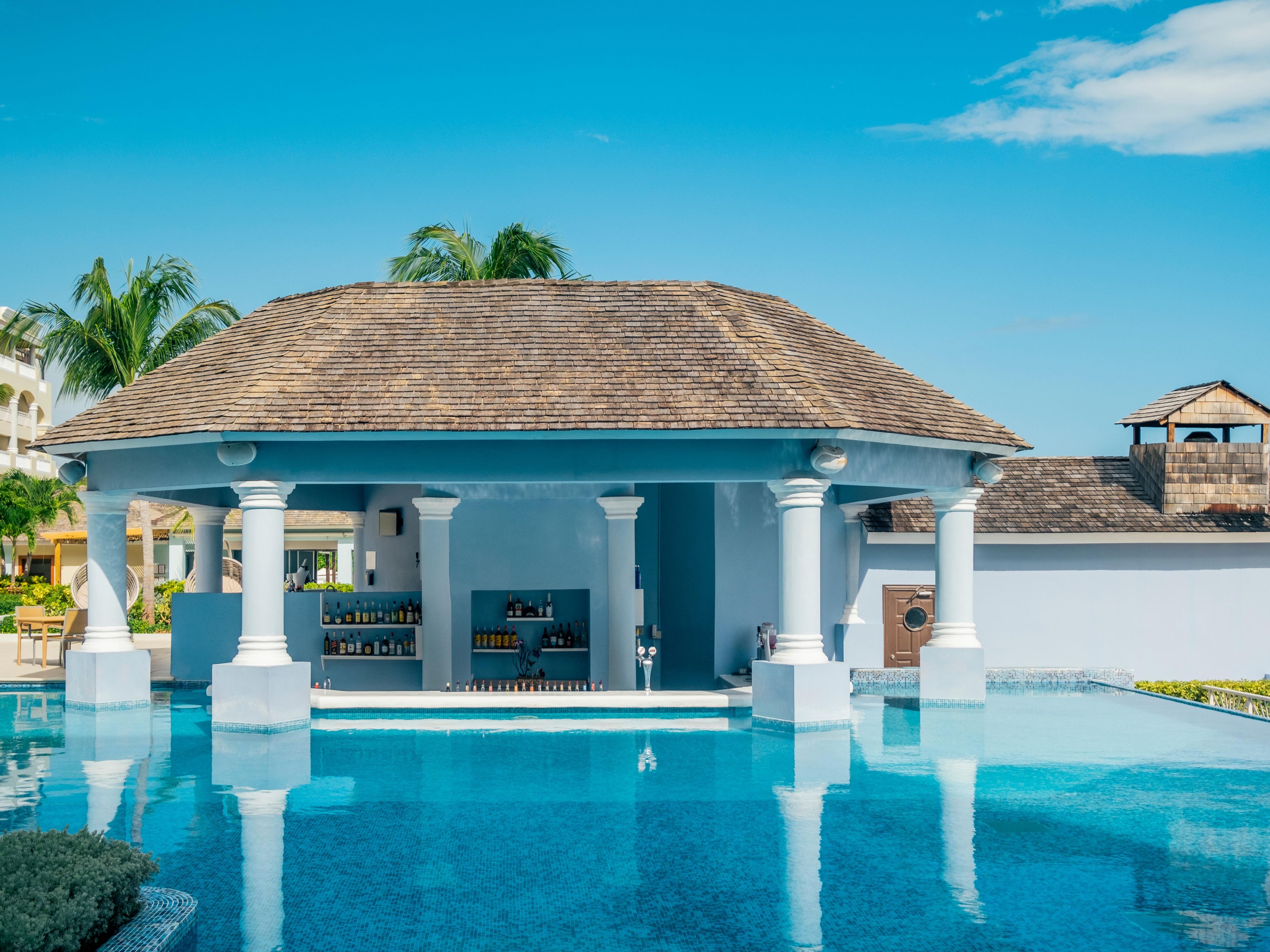Swim up bar