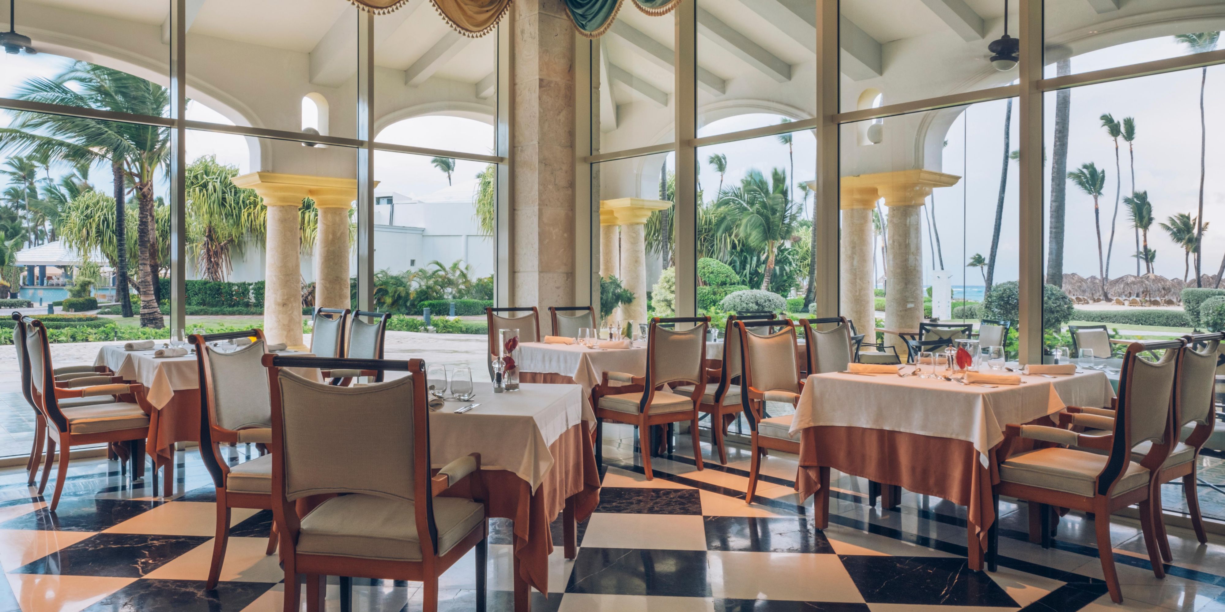 From oceanfront breakfasts to showstopping dinners, JOIA Bávaro brings bold flavor to the forefront. Savor gourmet cuisine, sip inventive cocktails, and toast the night aboard a replica galleon, anchored in the heart of it all.