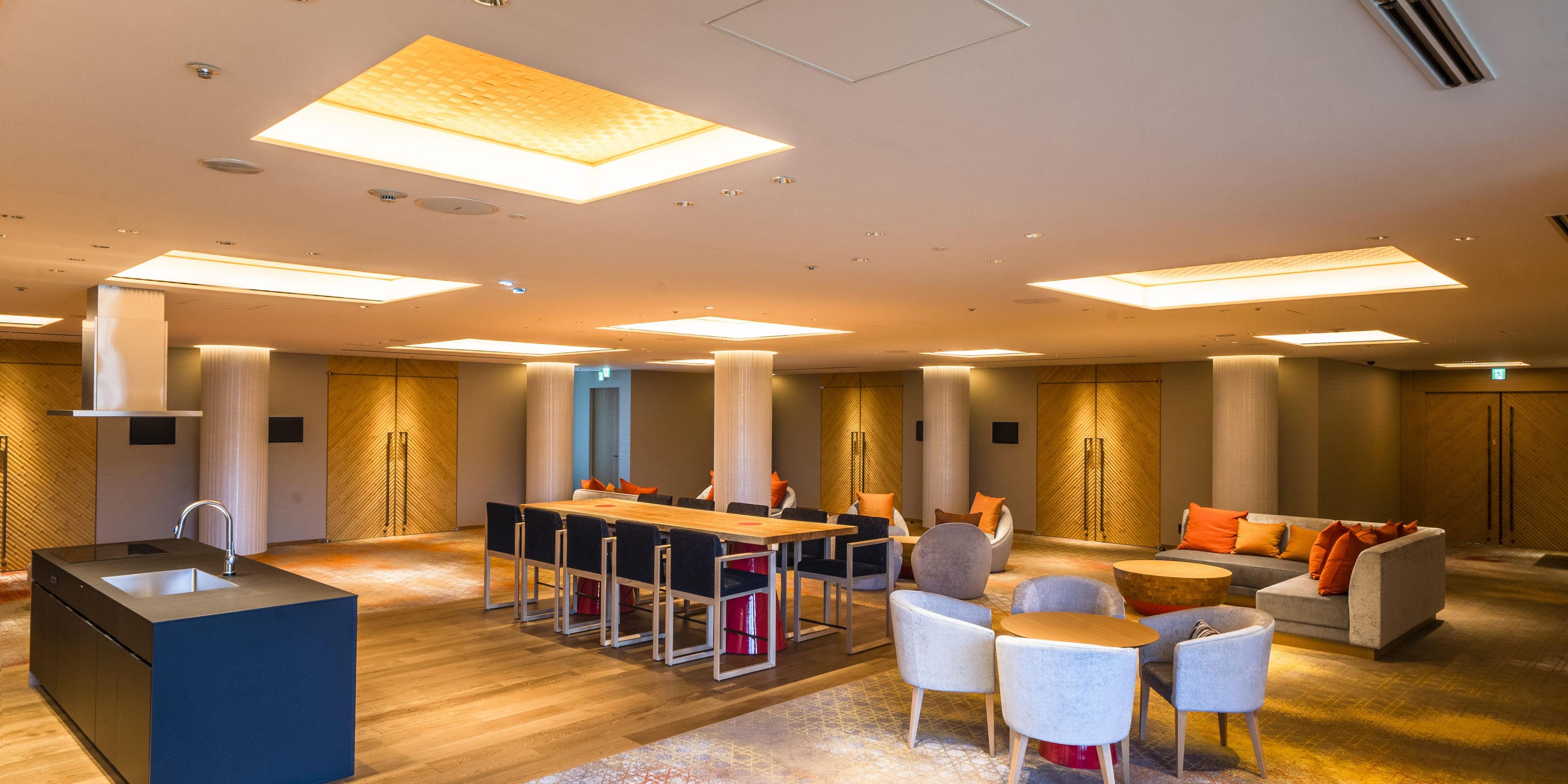 Find yourself thinking more clearly and creatively in the relaxed, unconventional atmosphere of one of our four meeting rooms. With woven cedar details on the ceiling, these four rooms’ distinctive interior design and calming natural elements are sure to spark inspiration.