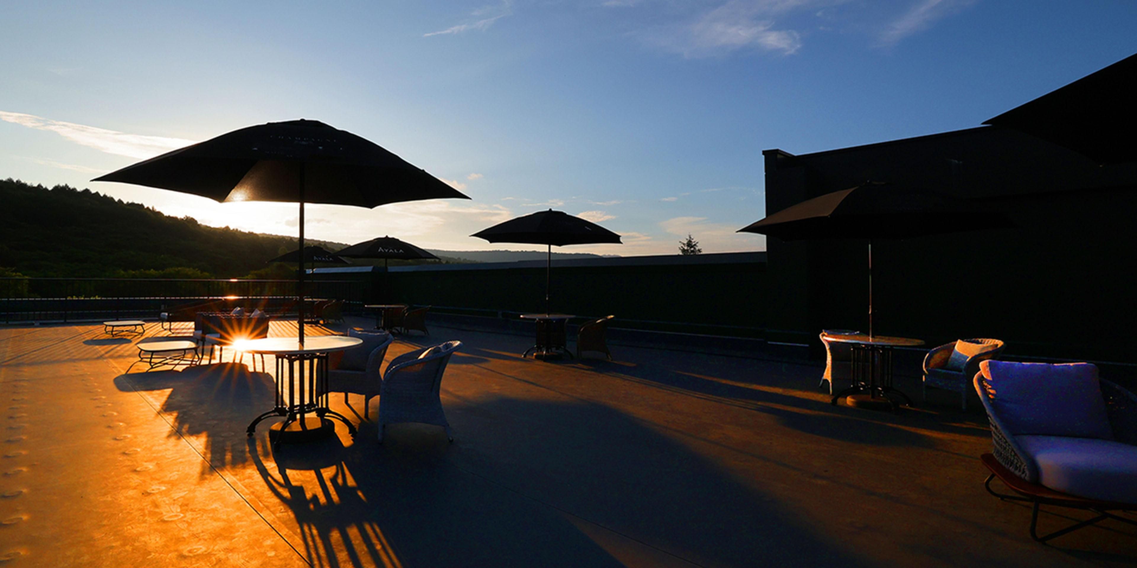 Unwind in a refined hideaway where the serene beauty of Appi Kogen meets timeless sophistication. Bask in the quiet elegance of our authentic bar, offering a curated selection of whiskies, bourbons, fine wines, and bespoke cocktails crafted by master bartenders.