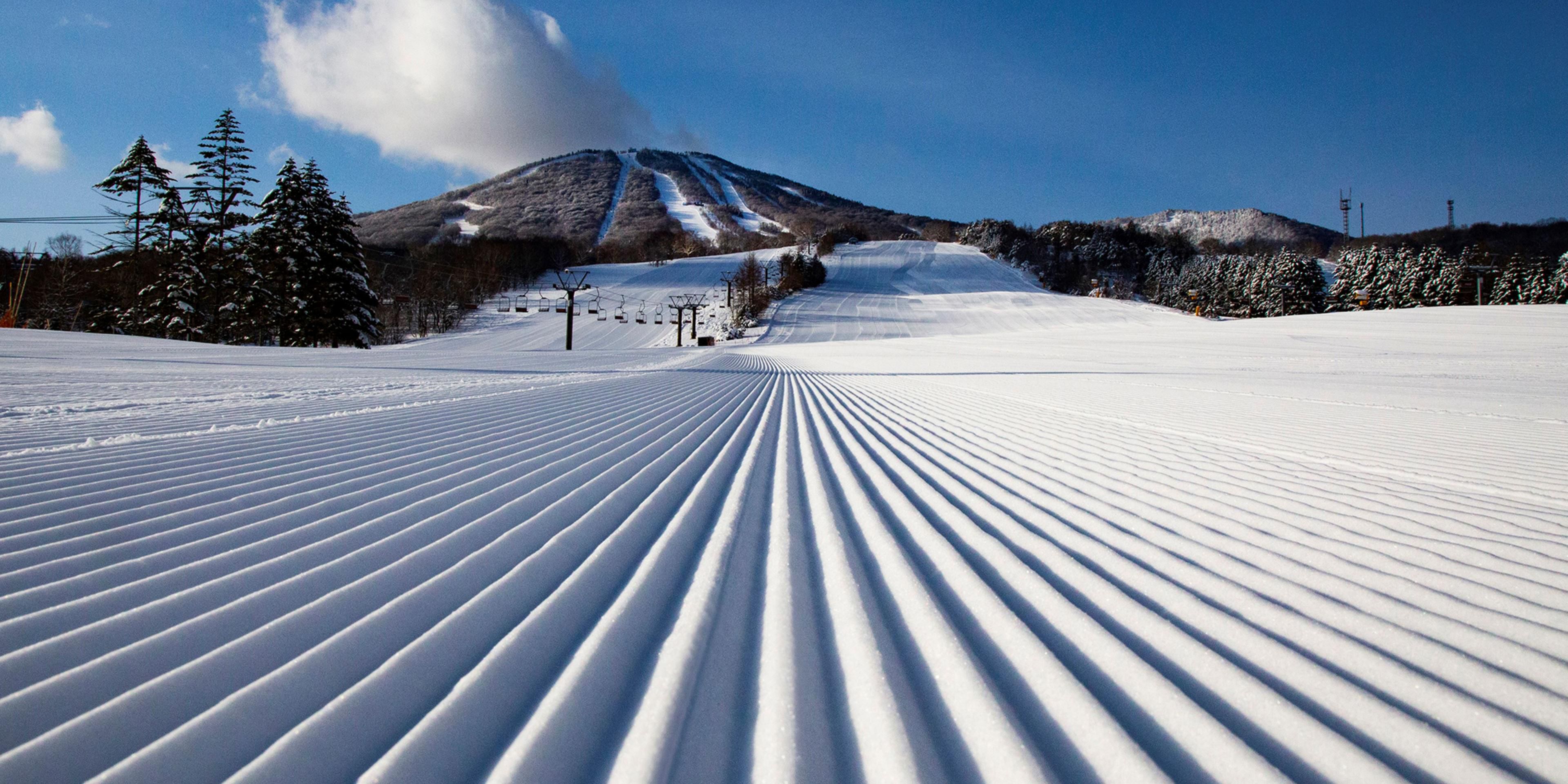 安比高原滑雪場在「WORLD SKI AWARDS 日本最佳滑雪場2022」中榮獲最高獎項。一共21個長雪道，擁有頂級雪質。有適合從初學者到高級滑雪者參加的各種課程，以及用品租借、滑雪學校和餐廳等齊全的設施，適合所有人群都可以體驗到樂趣的高原度假勝地。 ※滑雪場計劃於12月開放。