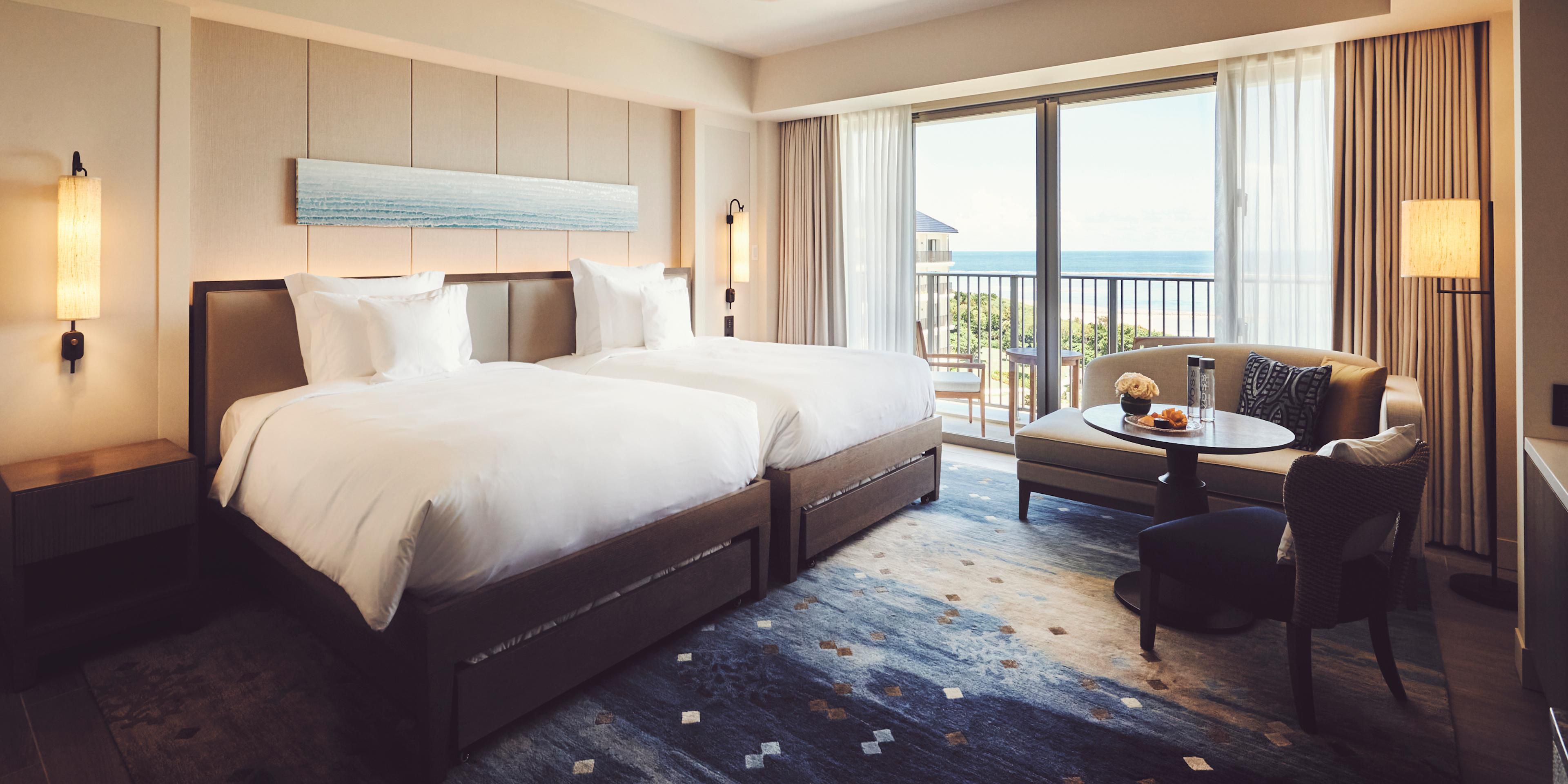 The spacious 43.2 m² ocean-view room with a balcony overlooking the emerald green Pacific Ocean has a modern interior based on white, reminiscent of Ishigaki Island's traditional style beauty and tropical mood. It has been. It has a stylish spa-inspired open bathroom and a 55-inch LCD TV.