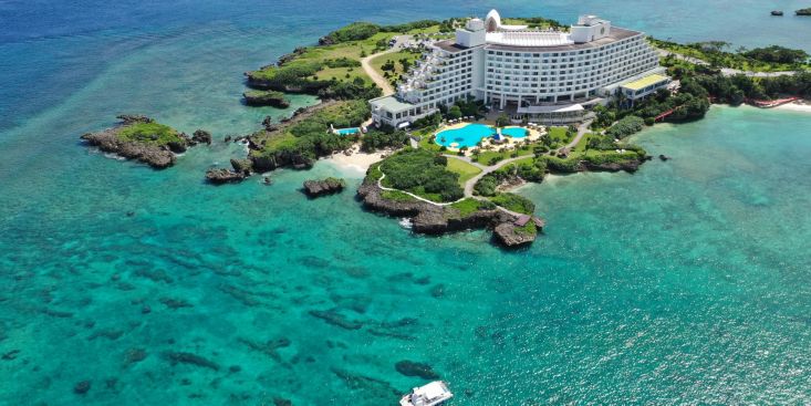 ANAインターコンチネンタル万座ビーチリゾート｜ホテル外観と海