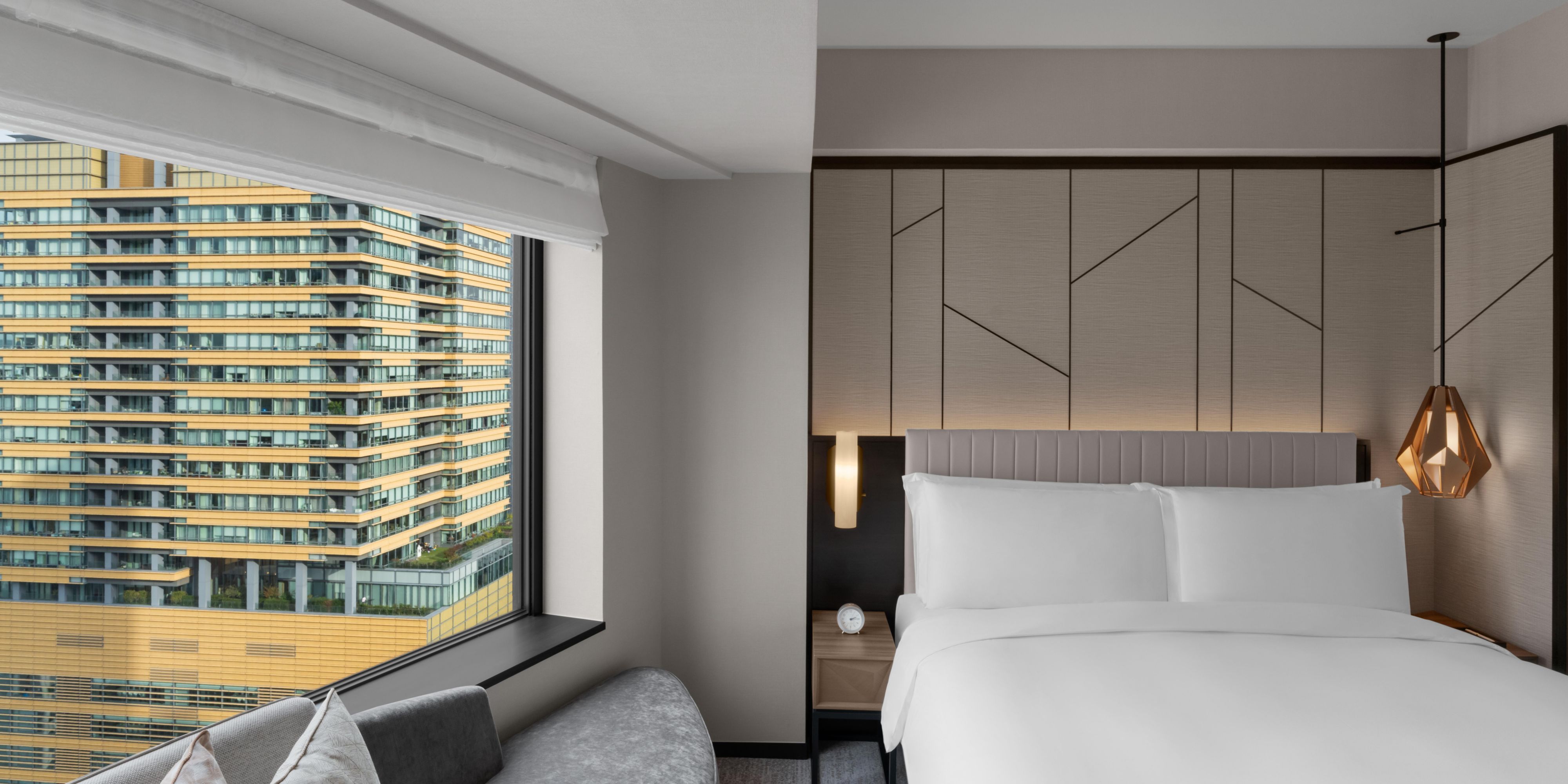 1 King Classic / Premium Club Lounge Access with Bath