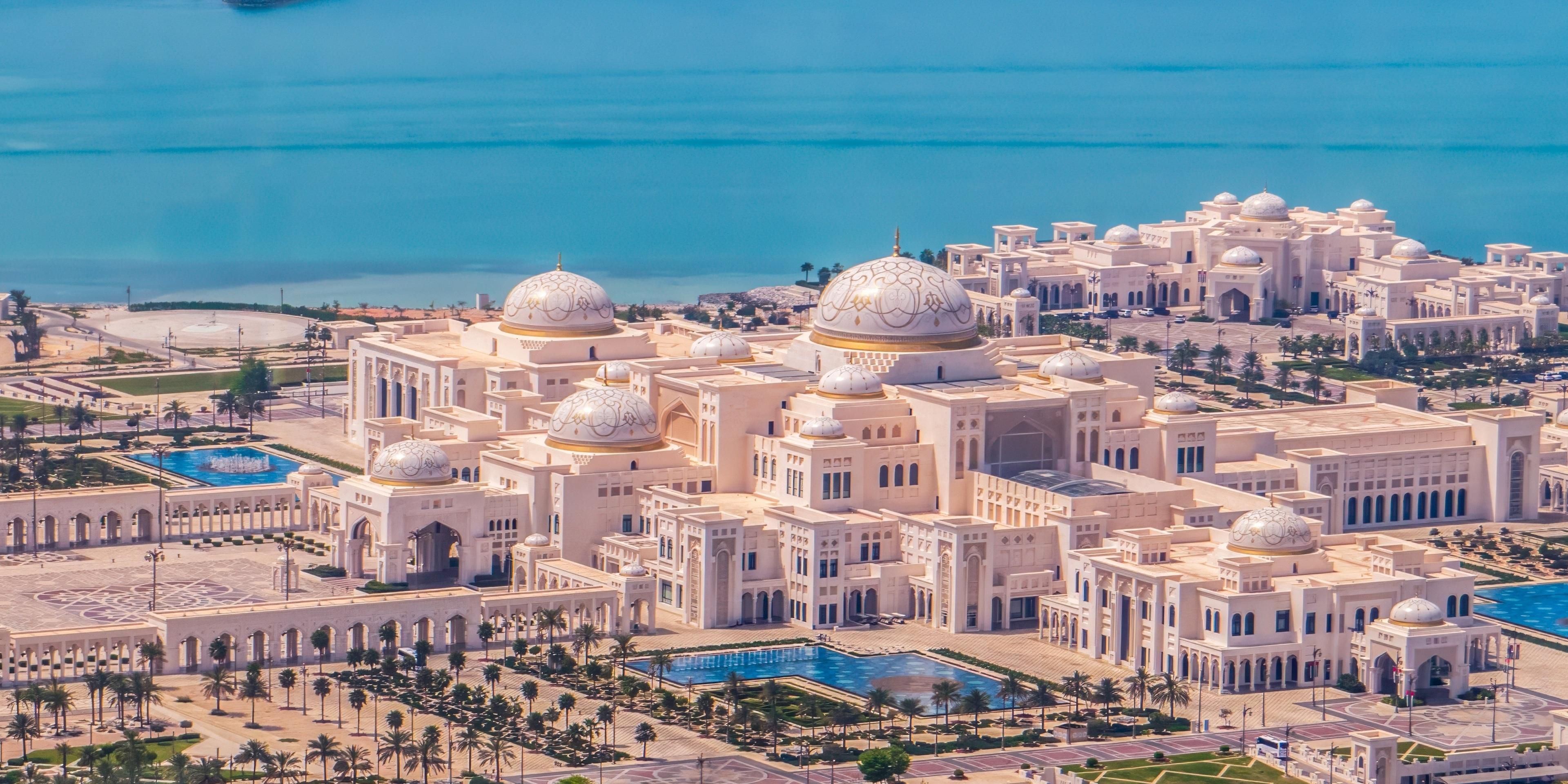 قصر الوطن، الذي يبعد فقط 2.4 كم عن الفندق، هو معلم سياحي مذهل يجمع بين التاريخ والتصميم الفريد، ليعكس التراث الغني لدولة الإمارات. يأخذك بجولة عبر القاعات الكبرى المزخرفة بالنقوش المعقدة والقُبب الذهبية المذهلة، حيث يلتقي الماضي بالحاضر في تناغم رائع. يقدم القصر تجربة ثقافية لا مثيل لها، تتيح لك استكشاف تاريخ الإمارات العريق وفنونه.