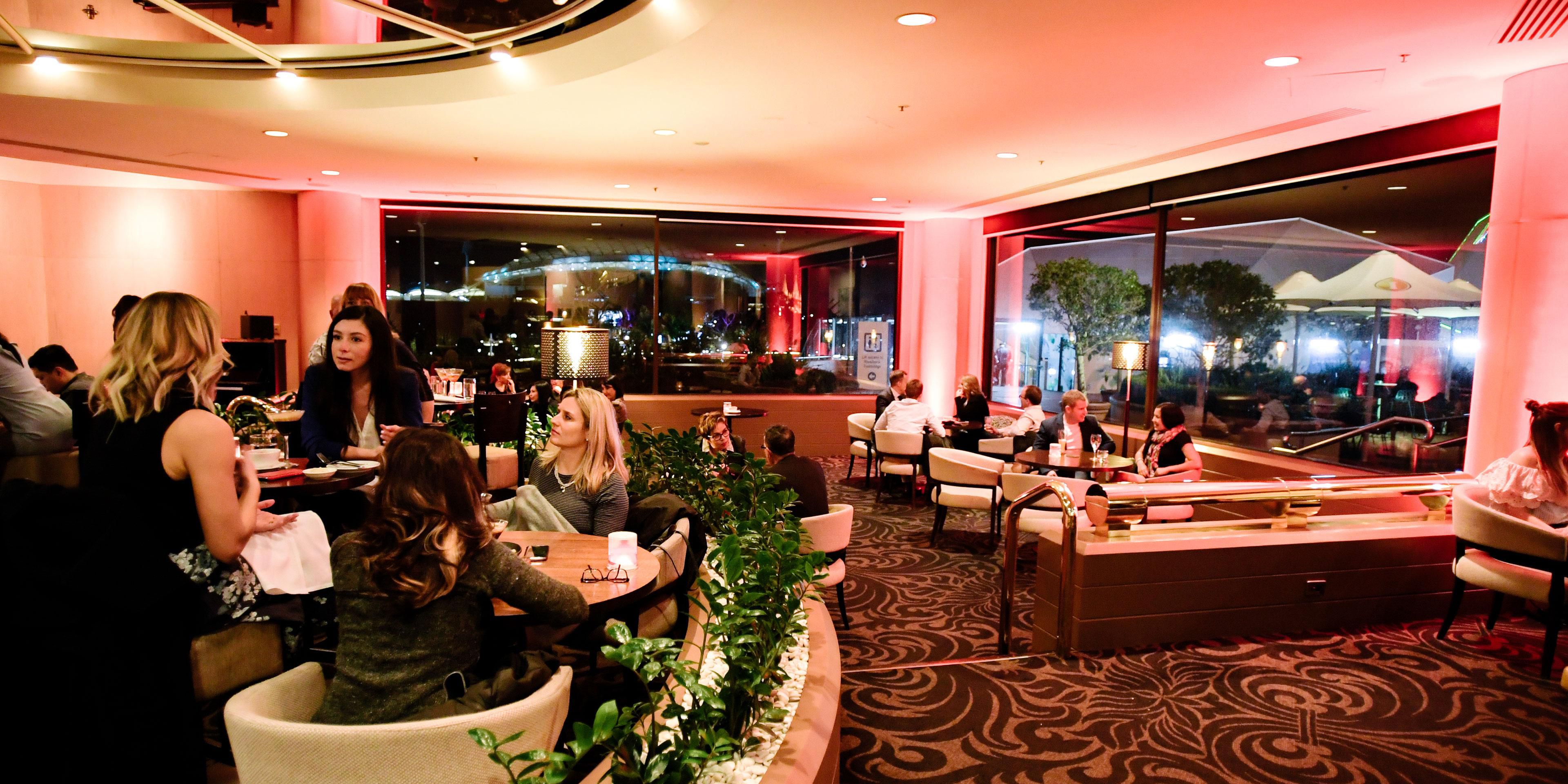 Sofisticado lounge de coquetéis localizado dentro do lobby do hotel, aberto diariamente a partir das 11 da manhã. Aproveite o almoço, o jantar e experimente uma extensa lista de bebidas: vinhos locais/internacionais, cervejas, destilados. Música ao vivo nas noites de sexta e sábado, perfeitamente acompanhadas por vistas icônicas do Riverbank precinct e do Adelaide Oval.