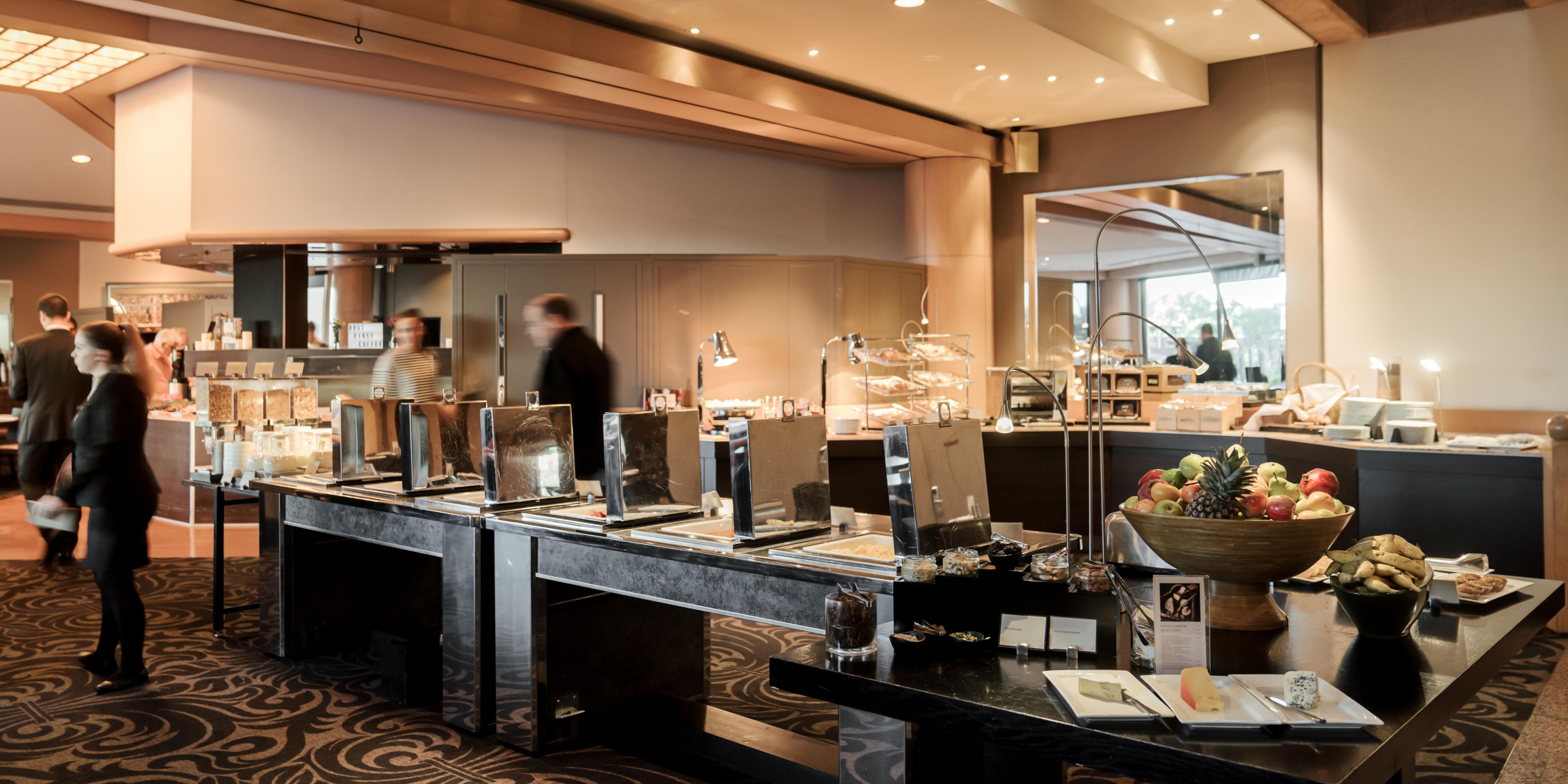 Riverside Restaurant では、モダンなオーストラリア料理をご賞味いただけます。また、様々なメニューからお選びいただける豪華な朝食ビュッフェなど、さまざまなメニューをお楽しみいただけます。地元産の新鮮な季節の食材を使い、当レストランのスタッフがそれぞれの料理を考案し、世界各地のエキゾチックな地方や本場からインスピレーションを受けた、食欲をそそるフレーバーをお届けします。 