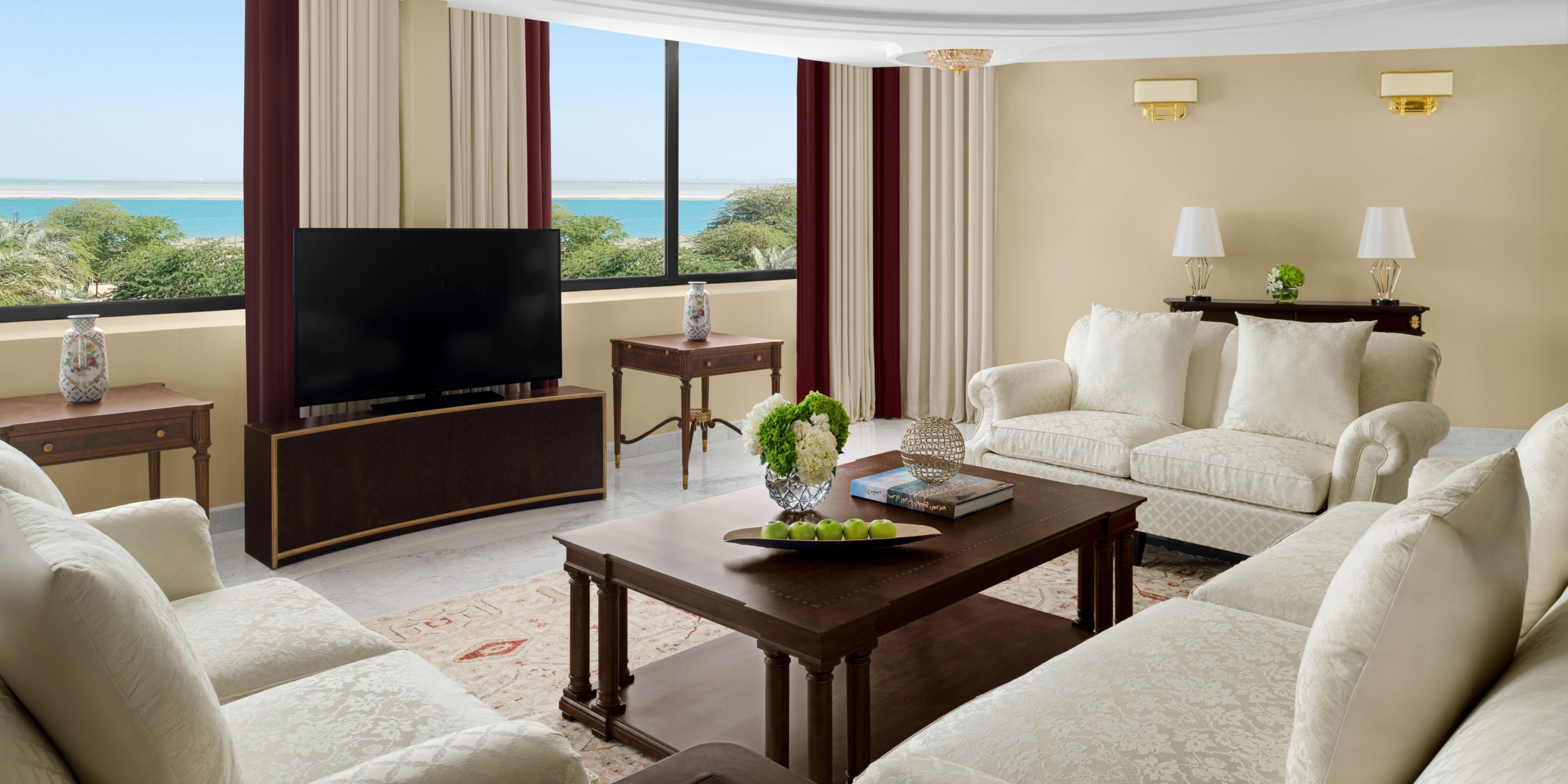 Royal Suite : Living Room/Sitting Area