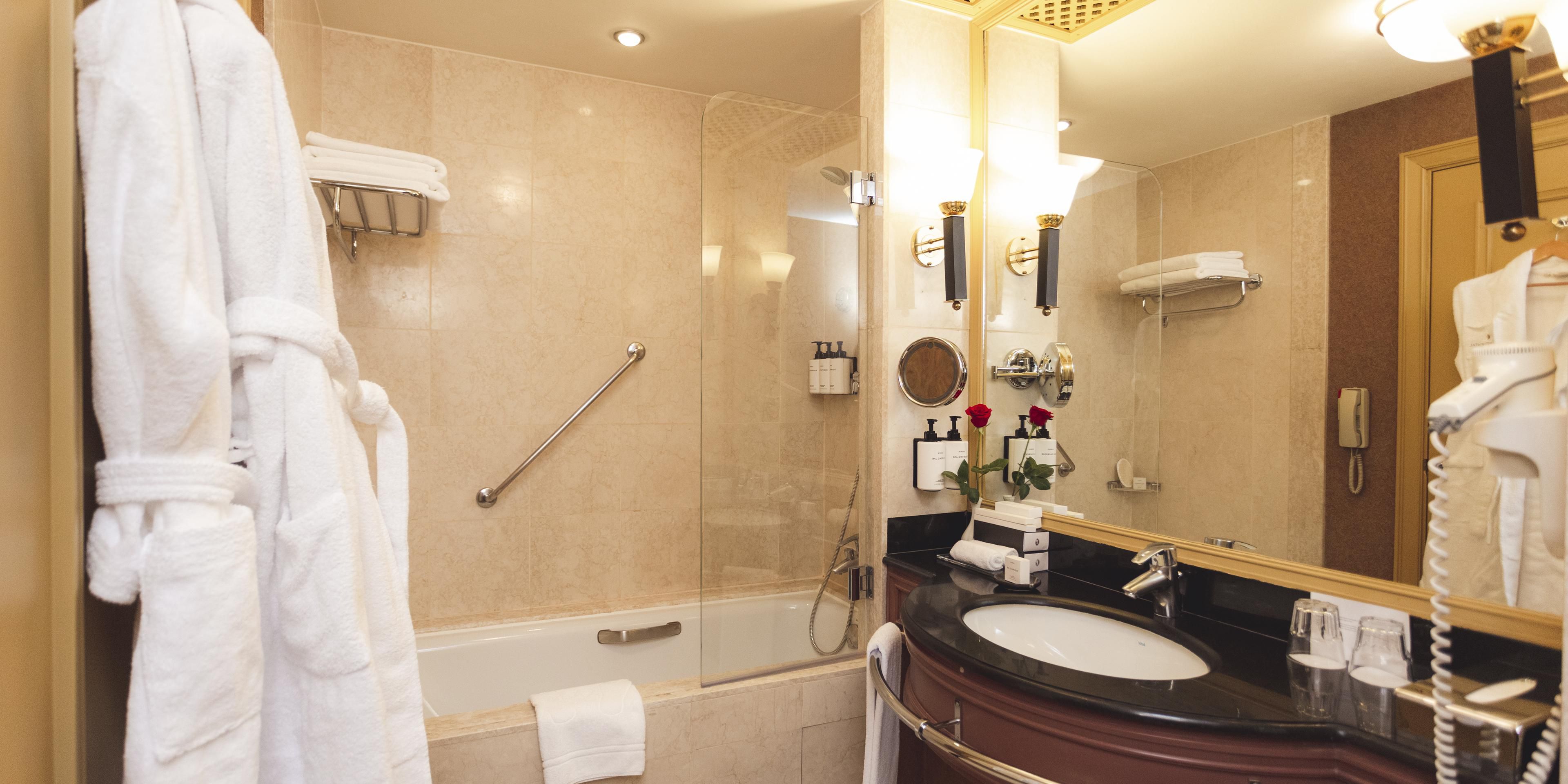 Een suite waar slaapkamer en badkamer in harmonie samenvloeien