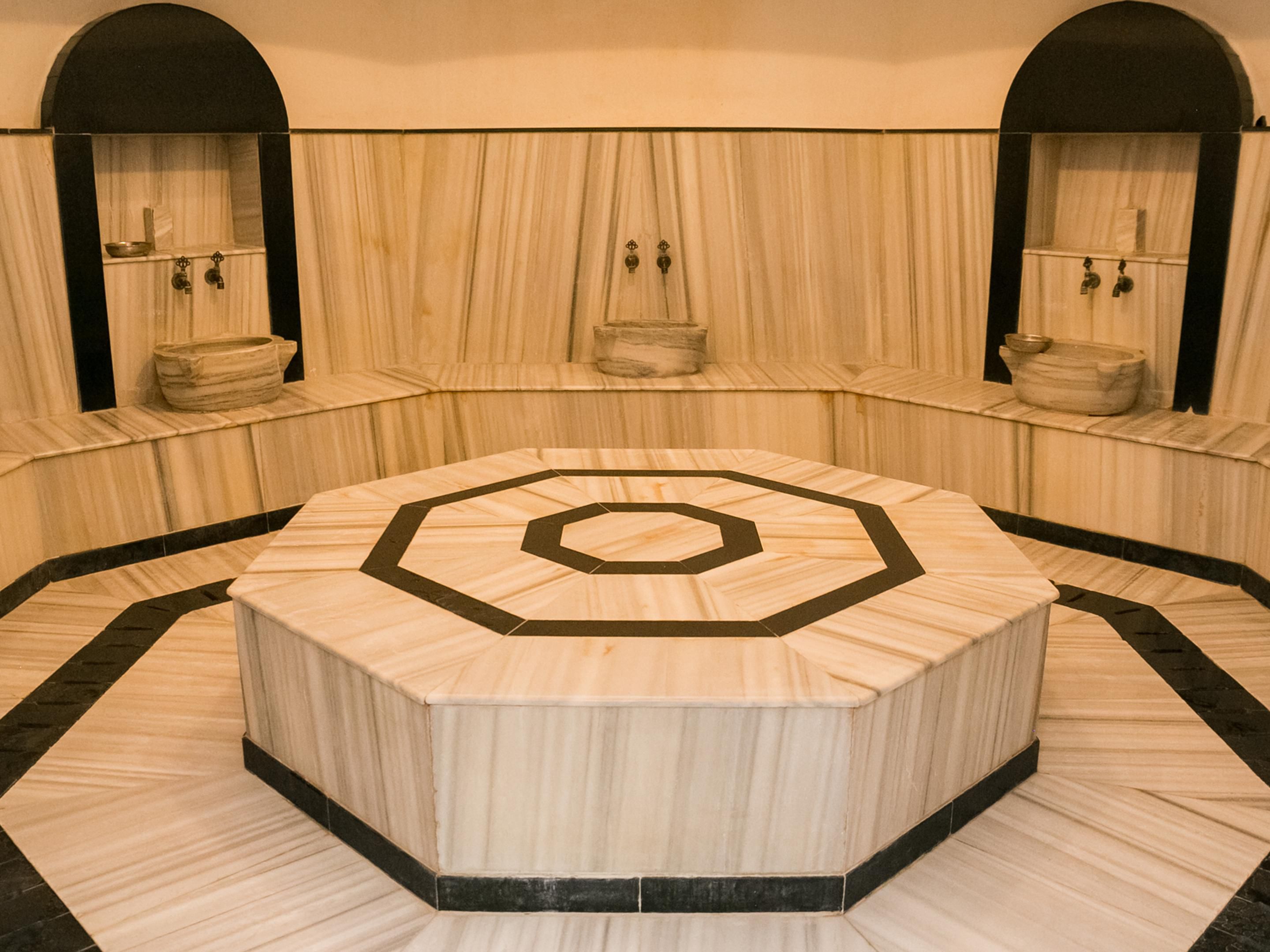 Turkse hamam en complete lichaamsbehandelingen in een hygiënische omgeving