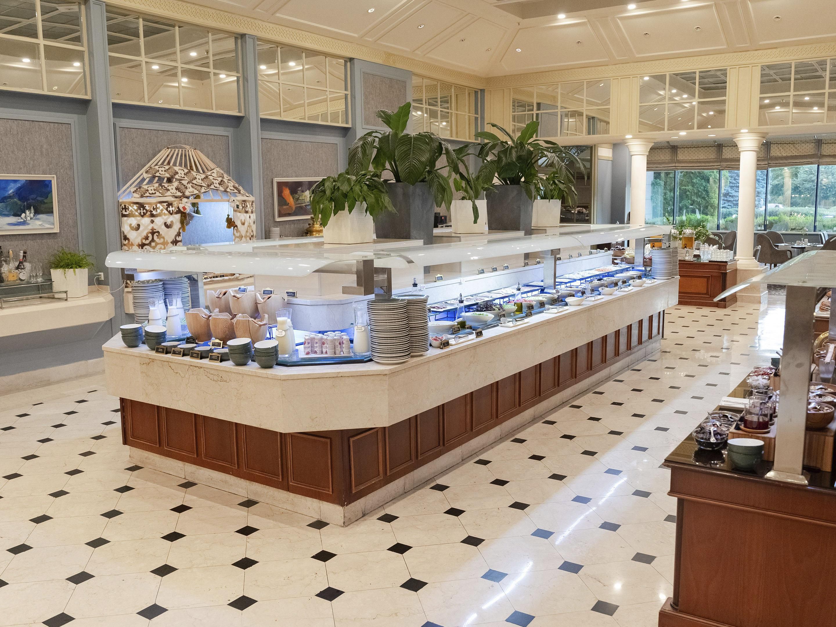 Ontdek het beste ontbijt van Almata in Asian Cafe InterContinental H