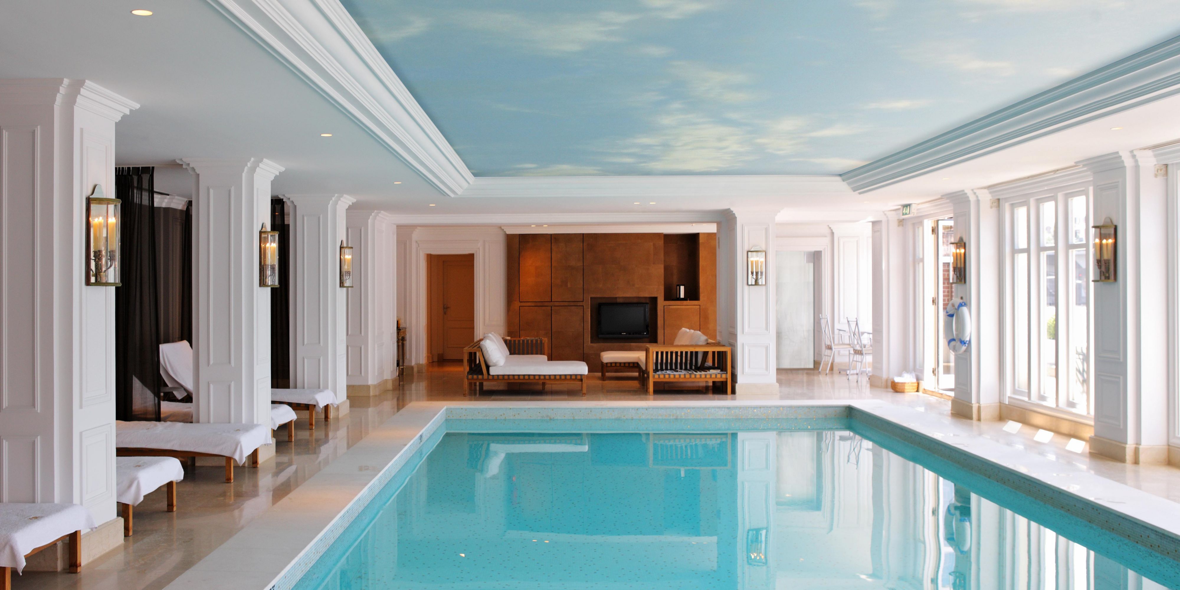 Der Health & Fitness Club ist ein wahres Wellness-Erlebnis. Vom ersten Moment an fühlen Sie sich in einer Oase der Ruhe. Der große beheizte Innenpool bietet einen einzigartigen Blick auf Amsterdam auf Flusshöhe. Die horizontale Dusche erfrischt und entspannt. Sie haben außerdem Zugang zur Sauna, der Dampfkabine und dem Whirlpool.