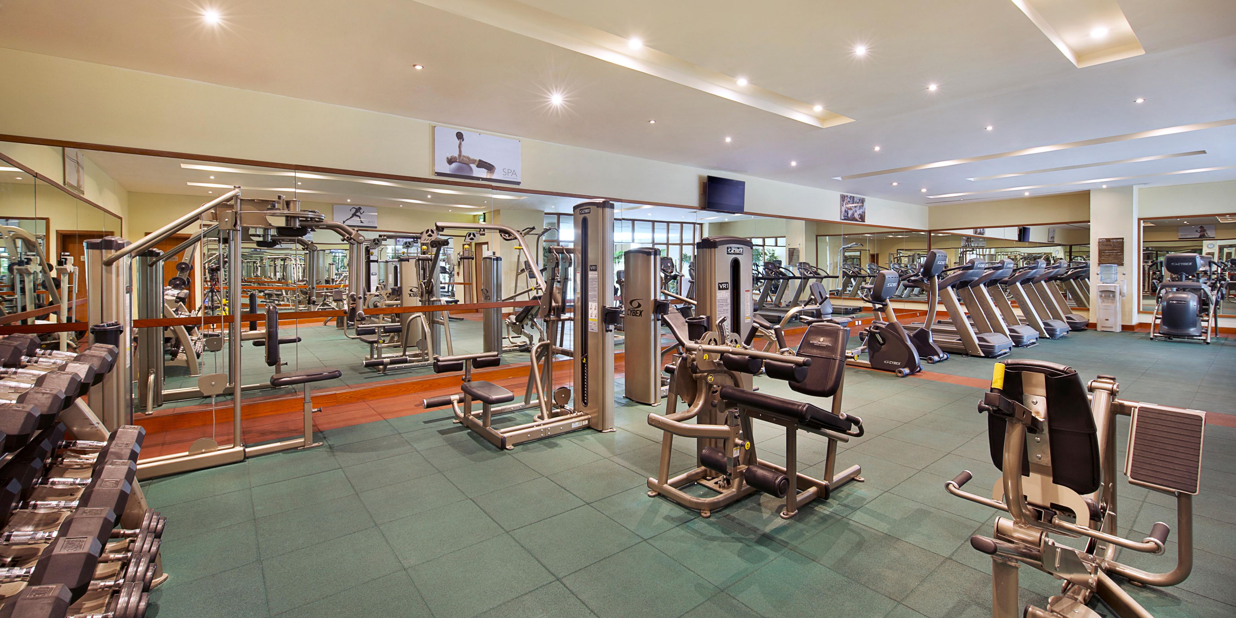Maintain your fitness routine in a well equipped gym designed for both performance and comfort. Featuring modern cardio and strength training equipment, it offers the ideal space to energize your day or unwind after meetings and leisure activities.