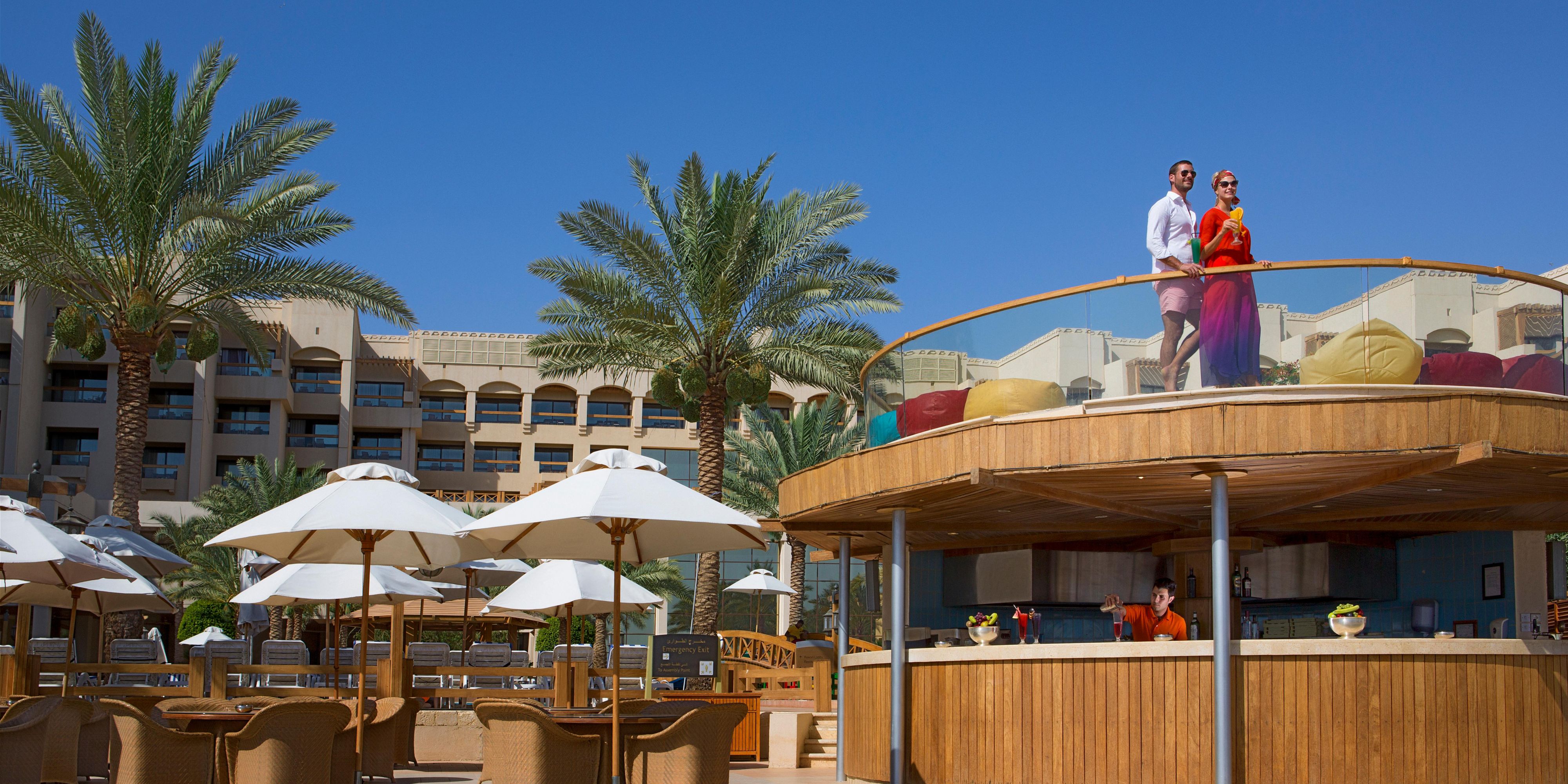 Offering picture perfect views of the Red Sea and mountains, this outdoor bar is a great spot to unwind over snacks and chilled drinks. Cool down by treating yourself to some ice cream or a cool cocktail by the beach.