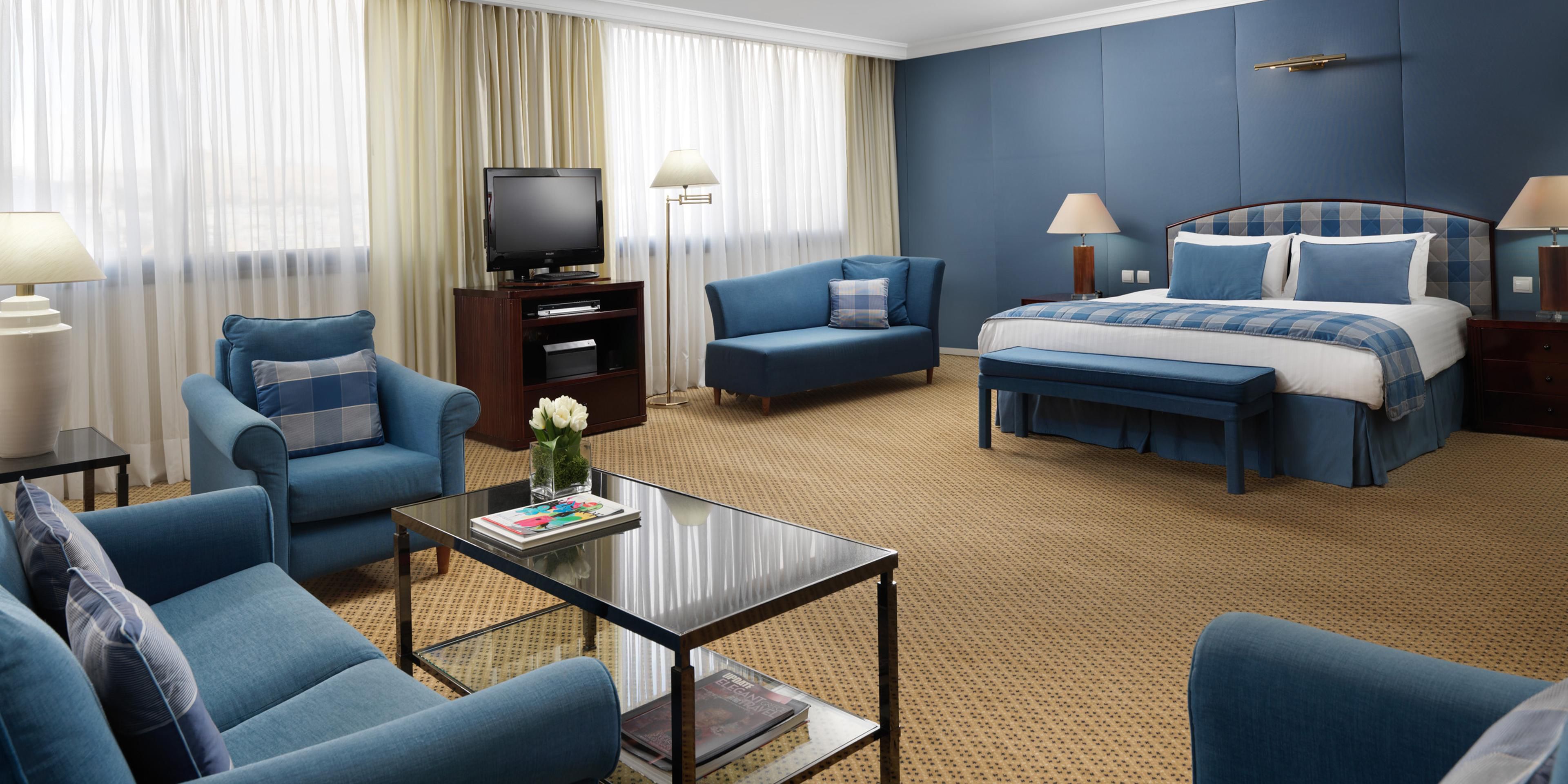 Designed to meet the needs of the most discerning guests, Club InterContinental boasts sophisticated elegance and a wide series of exclusive benefits, including access to the Club InterContinental lounge with private check-in and check-out, a sumptuous buffet breakfast, and complimentary beverages, drinks & appetizers throughout the day!