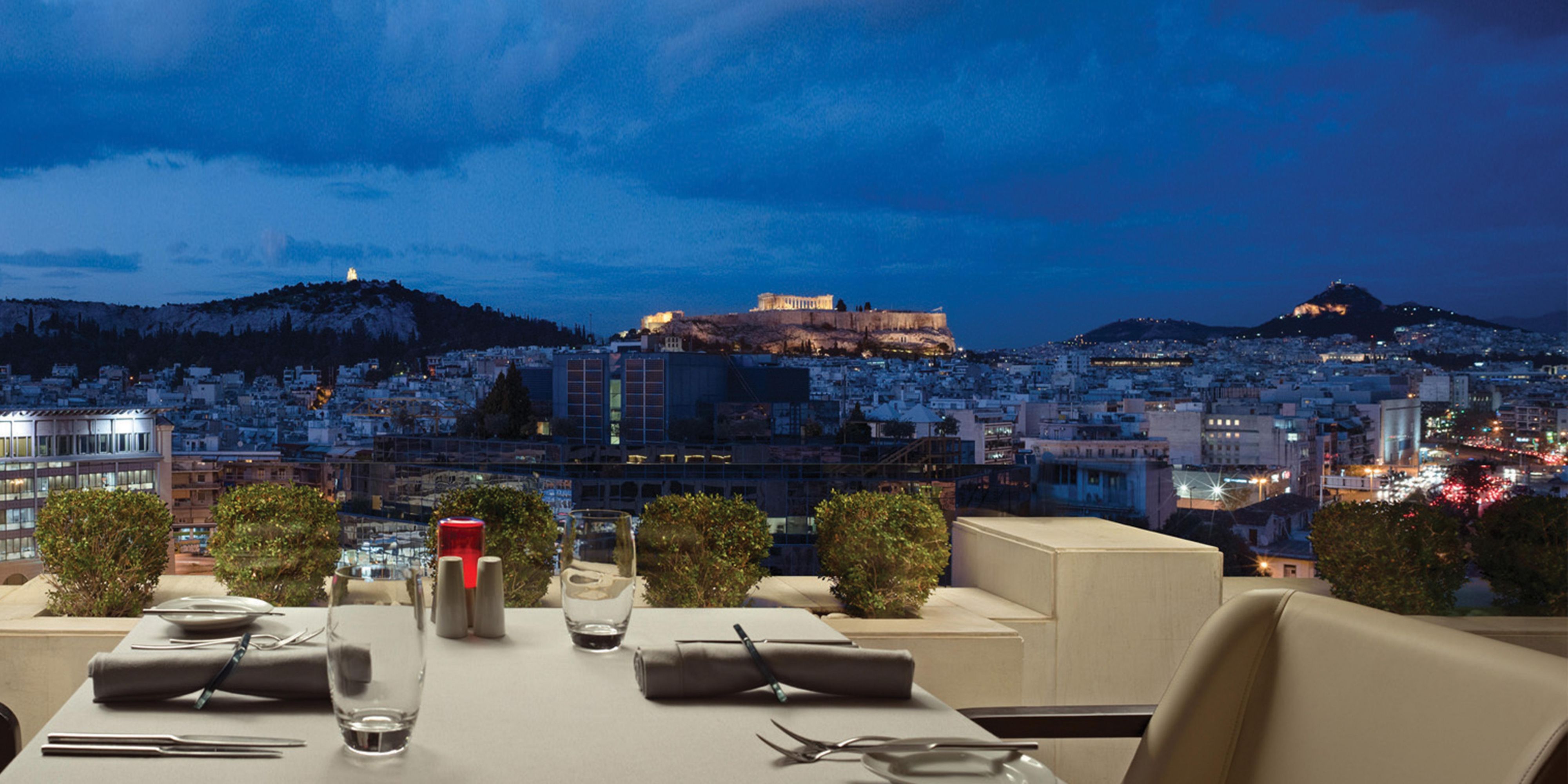 Boasting sweeping views of the Acropolis, Première gazes out onto the city of Athens from its lofty rooftop perch, with exquisite flavors and one-of-a-kind service. Winter and summer alike, the Acropolis dramatically fills the restaurant’s interior space. During summer months, the restaurant opens its doors out onto its stunning rooftop terrace.