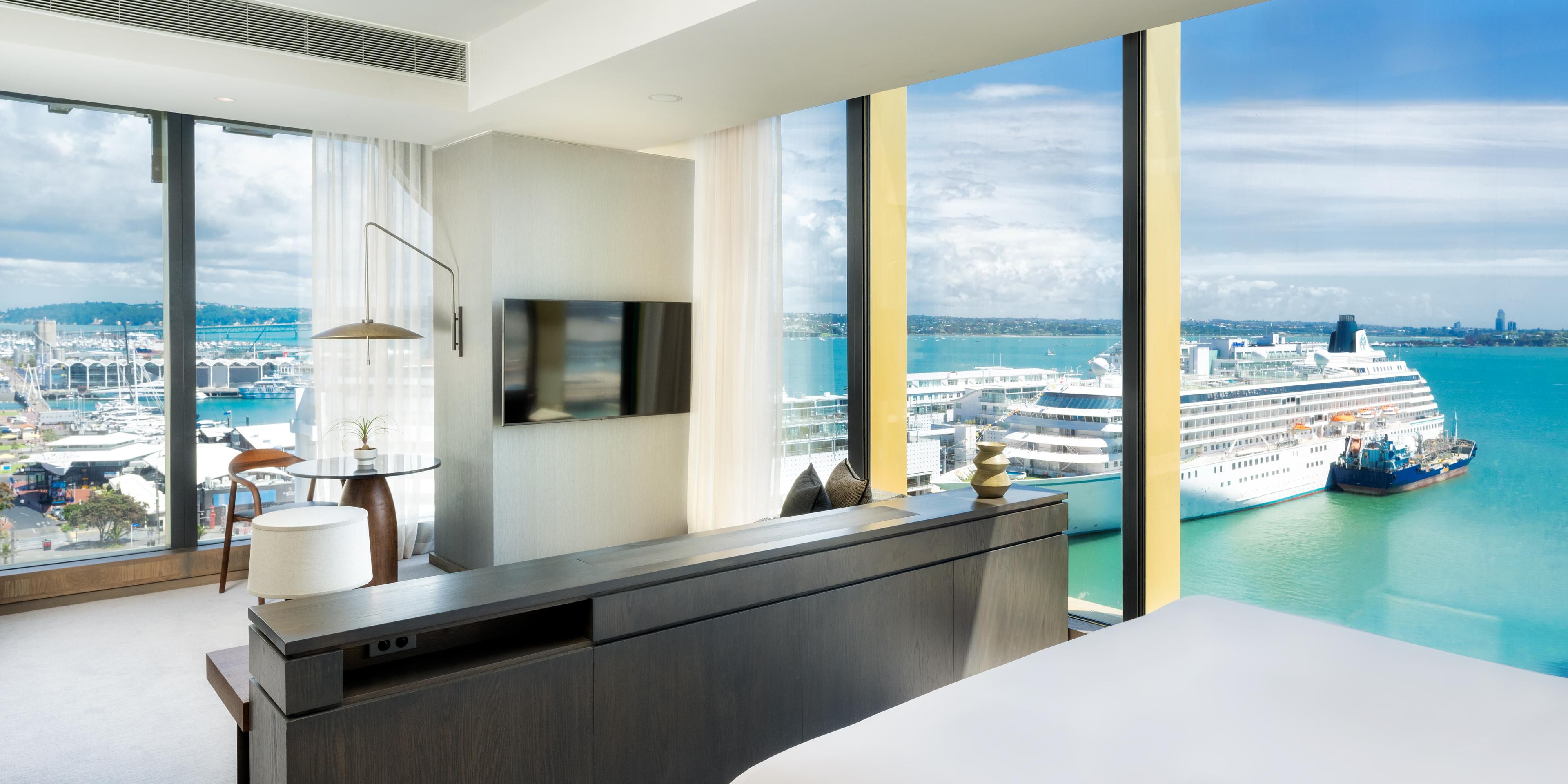 139 Kamar dan suite tamu kami memiliki jendela setinggi langit-langit, tempat tidur premium, TV pintar dengan casting, soundbar Bluetooth, dan karya seni lokal yang dipesan lebih dahulu. Nikmati amenitas Byredo , Kopi Kokako dan Teh Zealong, Wi-Fi berkecepatan tinggi, dan banyak lagi untuk masa inap yang mewah .