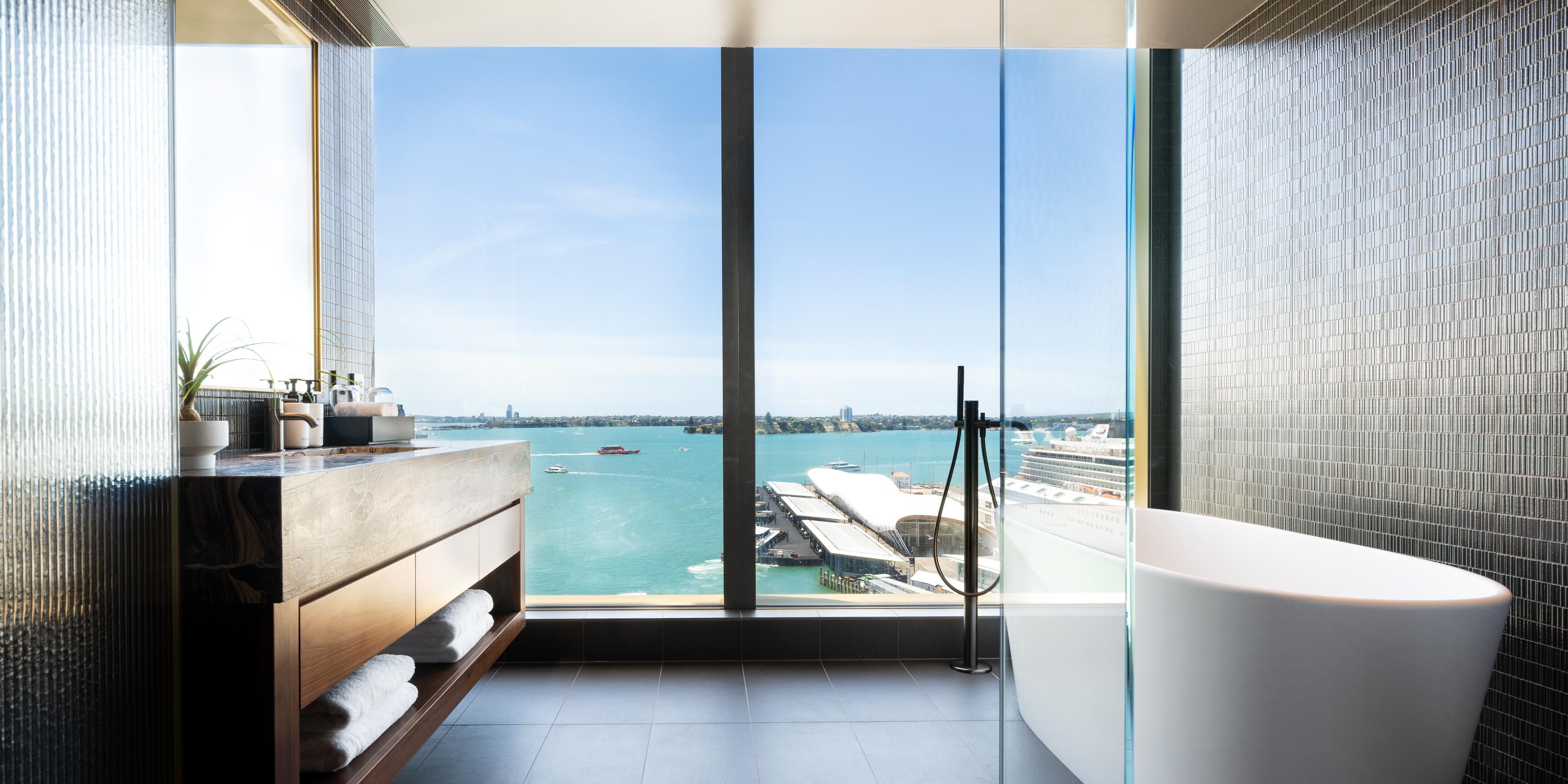 Bersantai di bak rendam mewah suite kami dengan pemandangan Pelabuhan Waitematā yang tak tertandingi—pengalaman yang tidak seperti yang lain di Auckland. Nikmati jendela setinggi langit-langit, kamar mandi en suite dengan pancuran hujan, dan amenitas Byredo premium untuk kesenangan tertinggi.