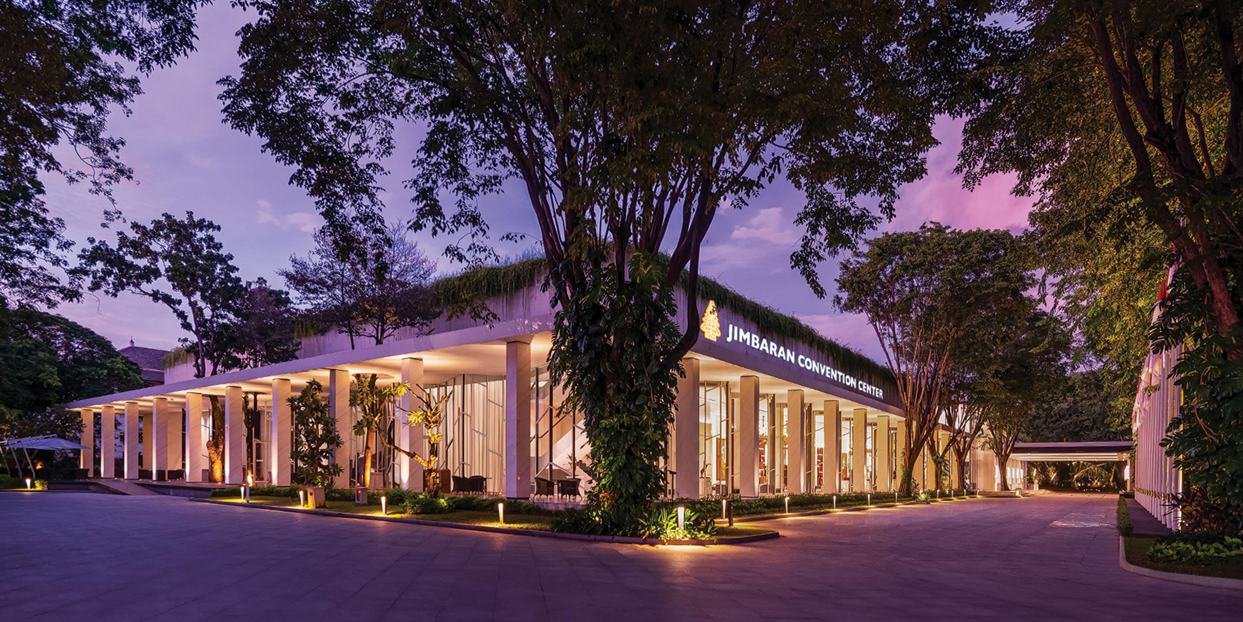 Located in Bali’s upmarket resort destination of Jimbaran Bay, InterContinental Bali Resort provides the perfect balance between business and leisure. The beachfront resort boasts extensive facilities and modern audio-visual technologies in authentic Balinese-style pavilion buildings within its own dedicated wing.