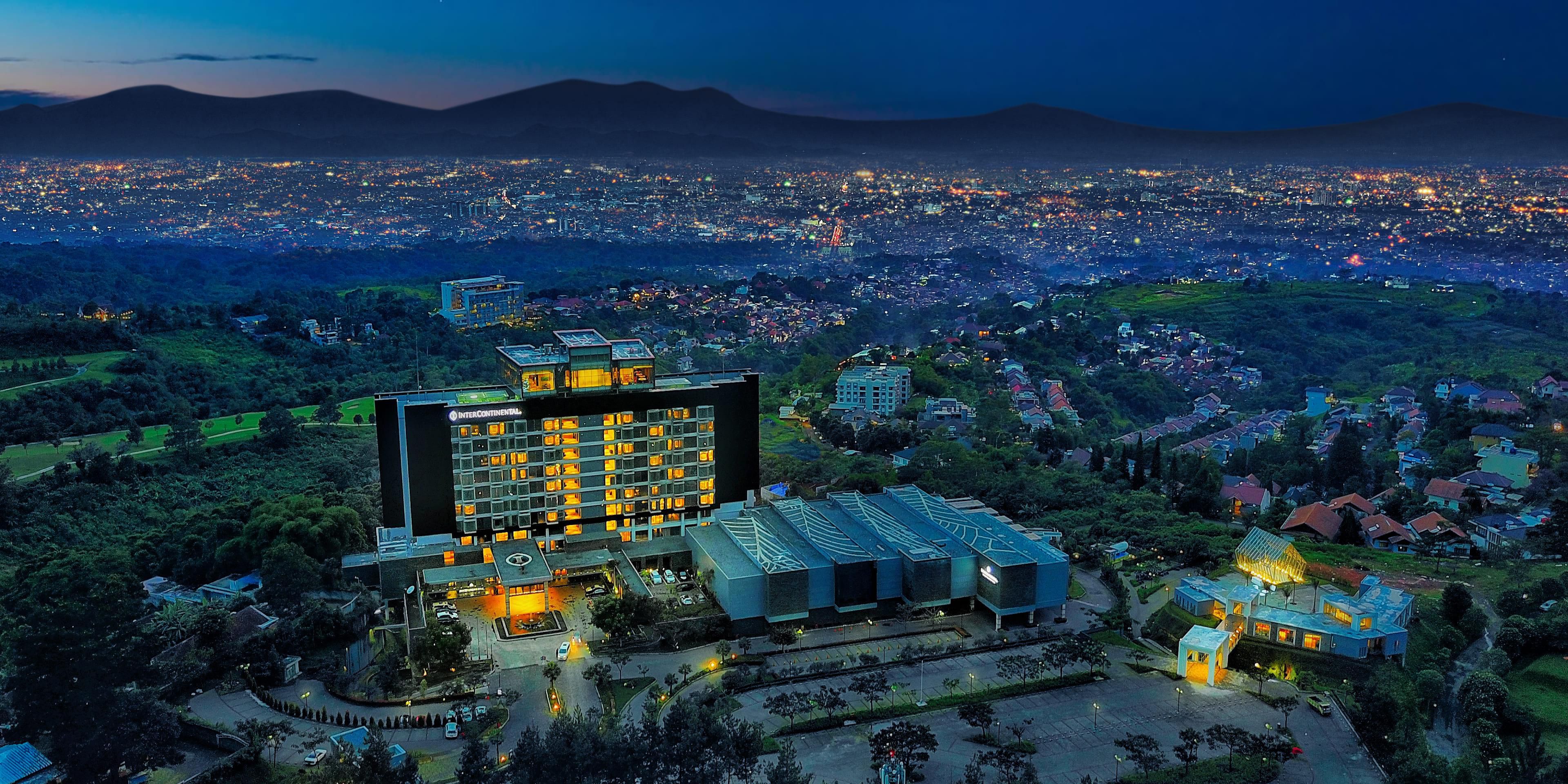 InterContinental Bandung Dago Pakar has just won 3 prestigious awards in 2024! The hotel has been recognized at the World Travel Awards 2024, World Luxury Hotel Awards 2024, and Haute Grandeur Awards, winning across multiple categories.