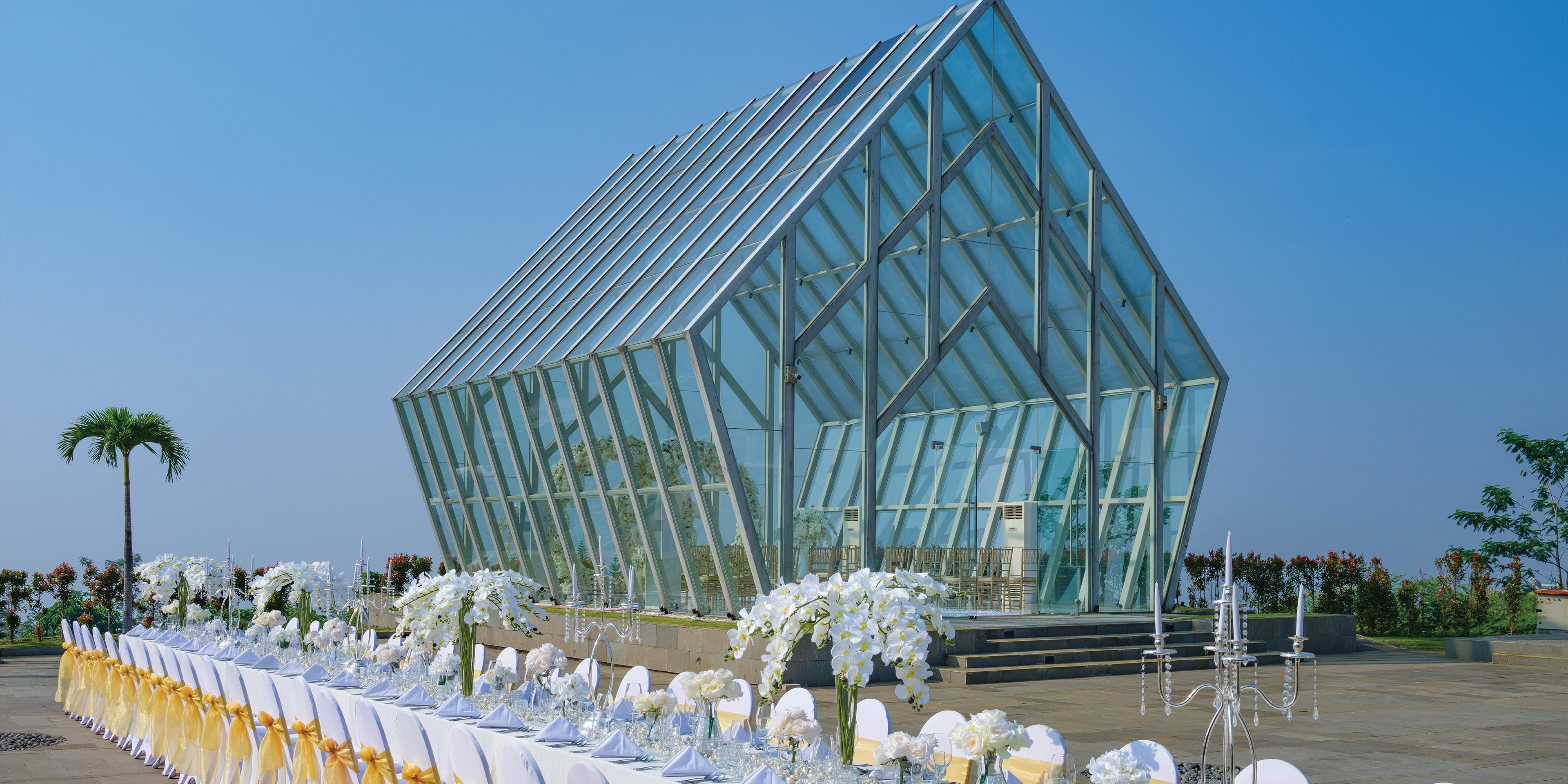 InterContinental Bandung Dago Pakar offers several romantic venues for your special day. One of them is the Diamond. Hiding behind its luxurious façade, you will find a delightful and romantic ambiance with stunning natural views surrounding it.