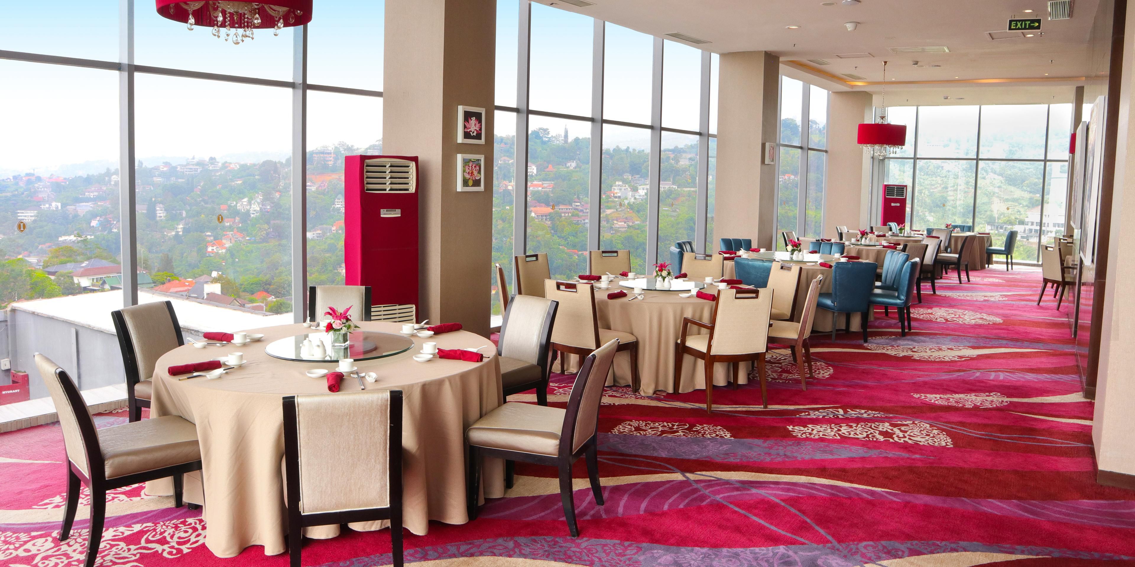 Located on the top floor, Tian Jing Lou is a Chinese specialty restaurant that offers a unique dining experience. It is a combination between an exquisite authentic a la carte Chinese cuisine and dim sum with the stunning panoramic view of Bandung City.
