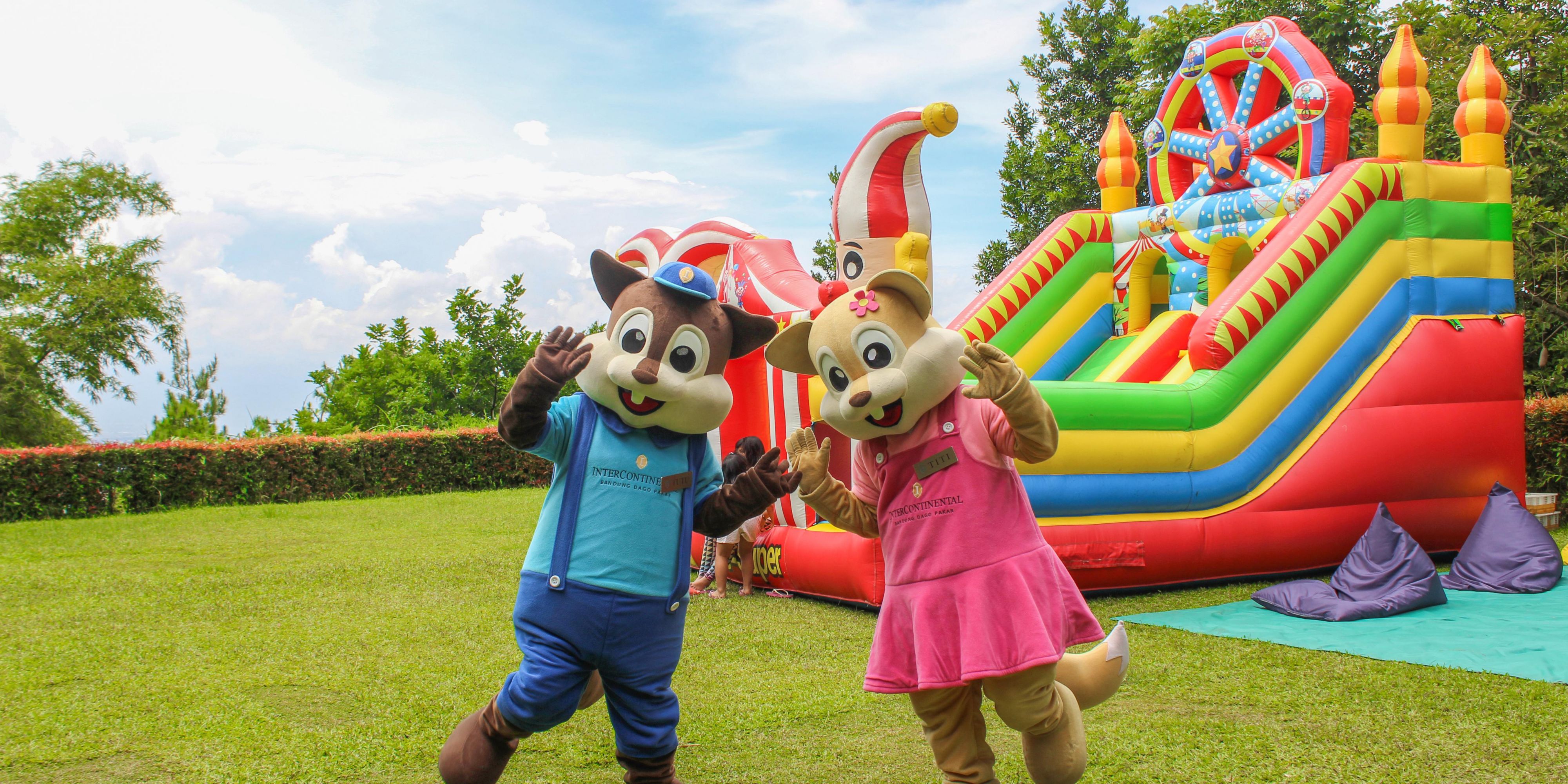 Elevate your staycation at InterContinental Bandung Dago Pakar by exploring all of our recreational activities with your little ones! Discover fun and exciting activities accompanied by our mascots, Tutu and Titi.