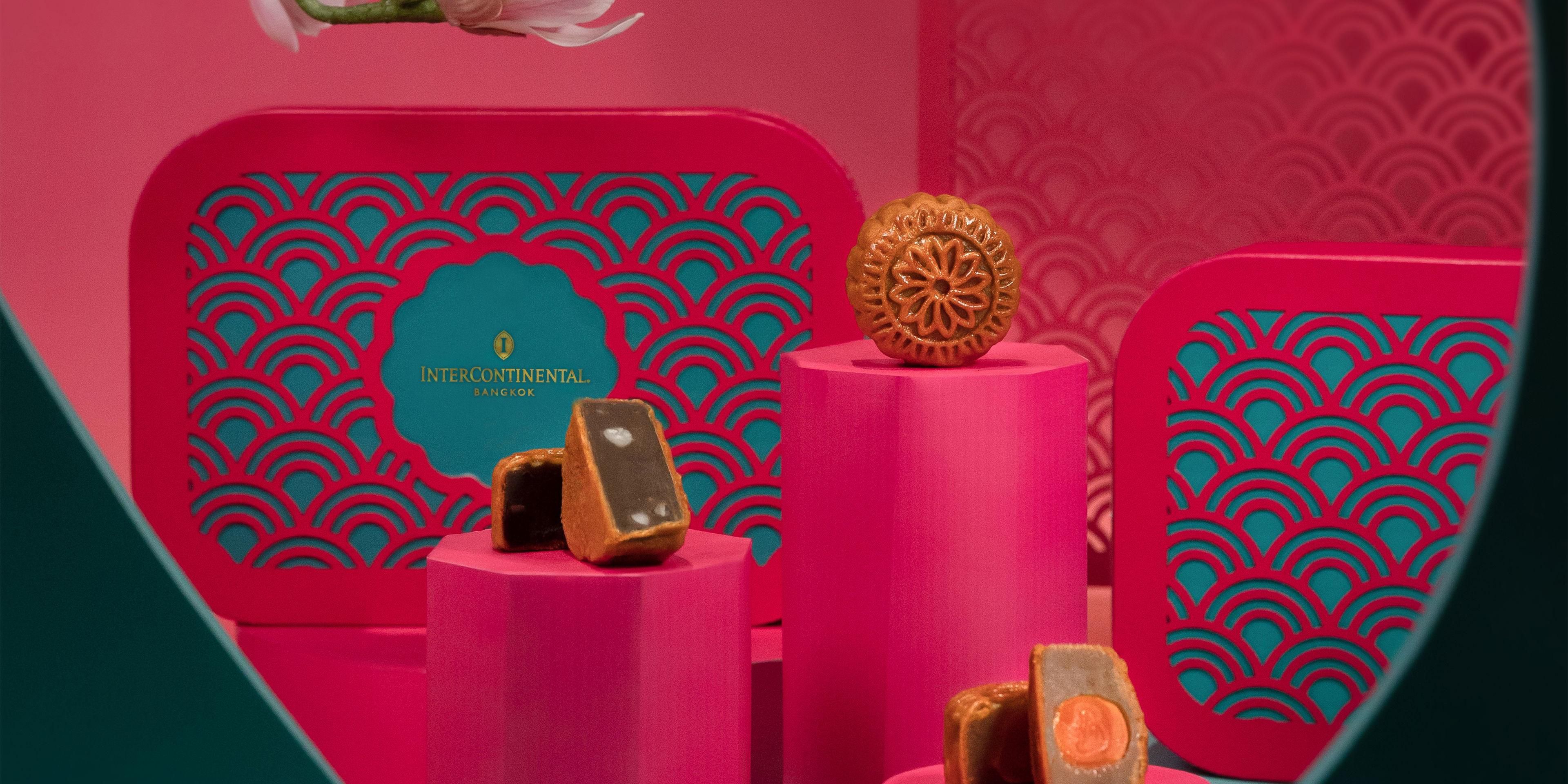 Celebrate the Mid-Autumn Festival with a timeless charm of traditional mooncakes, thoughtfully crafted by Summer Palace. Each mooncake is a delightful expression of heritage and flavour, perfect for gifting to family, friends, and colleagues this season.