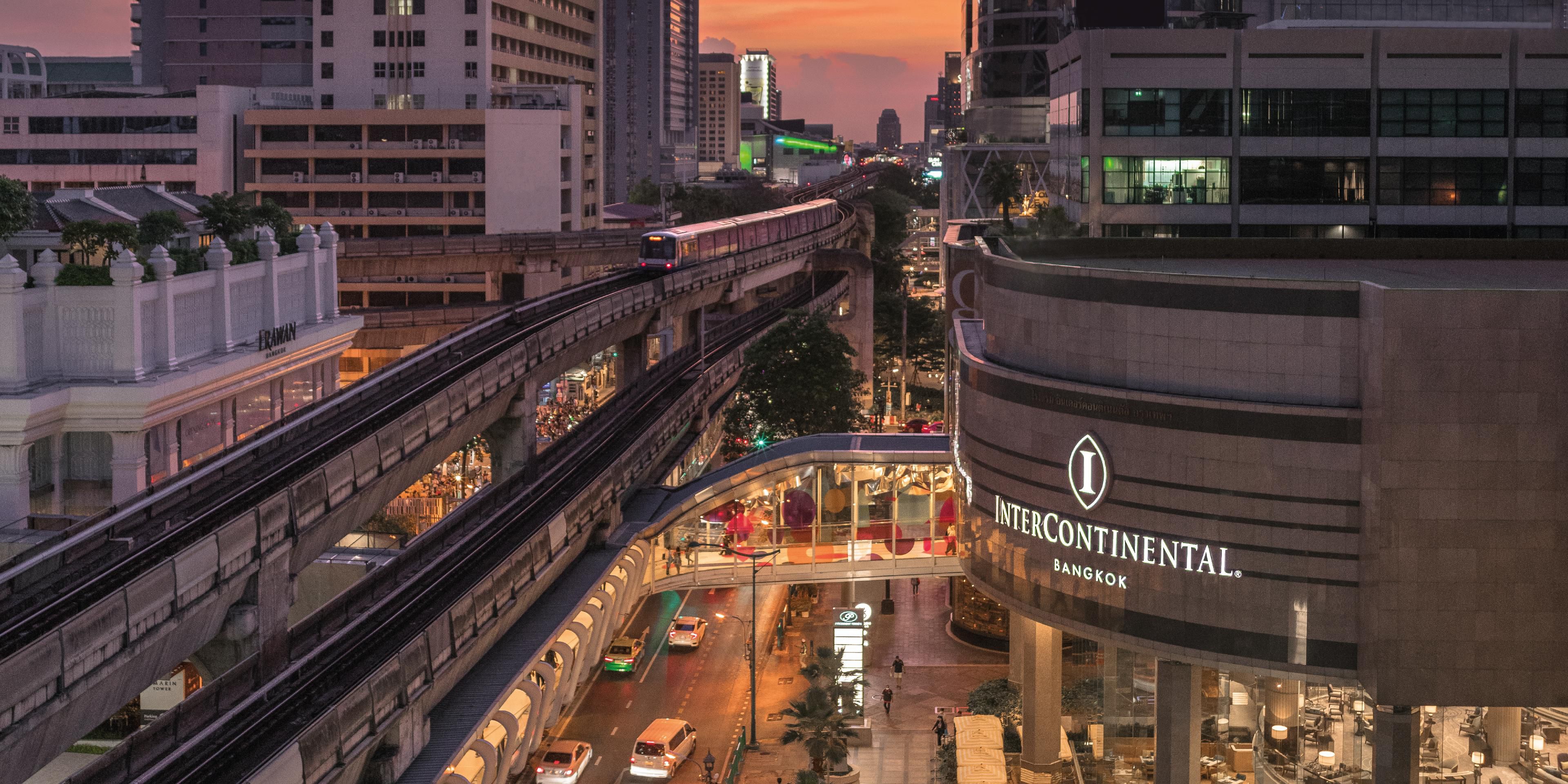 Perfectly positioned within walking distance of premium shopping malls, this is the best hotel near Erawan Shrine and Central World, Siam Paragon, and Central Chitlom Shopping Malls. InterContinental Bangkok provides unrivalled access to the city’s finest as it stands adjacent to the BTS Skytrain, Bangkok’s modern metro system.