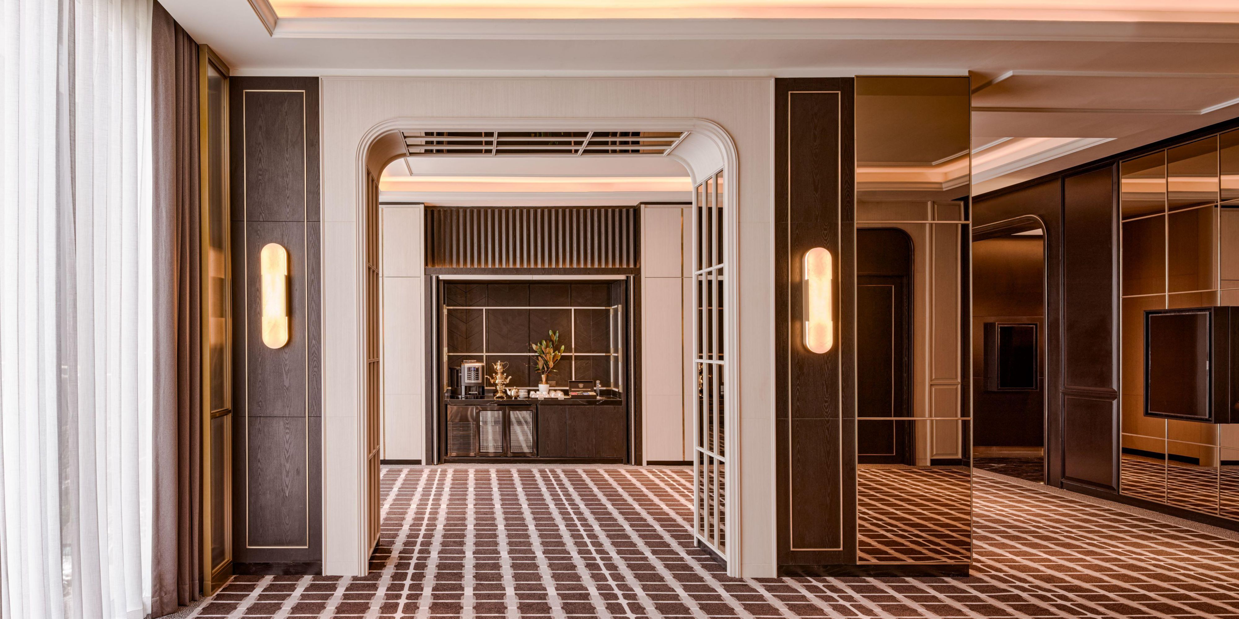 Featuring five meeting rooms and one ballroom for up to 300 guests, our versatile venues are perfect for small to medium-sized gatherings, meetings, and weddings. Bathed in natural light, our venues create a welcoming atmosphere. Dedicated planners tailor your event, ensuring an unforgettable and personalised experience for you and your guests.