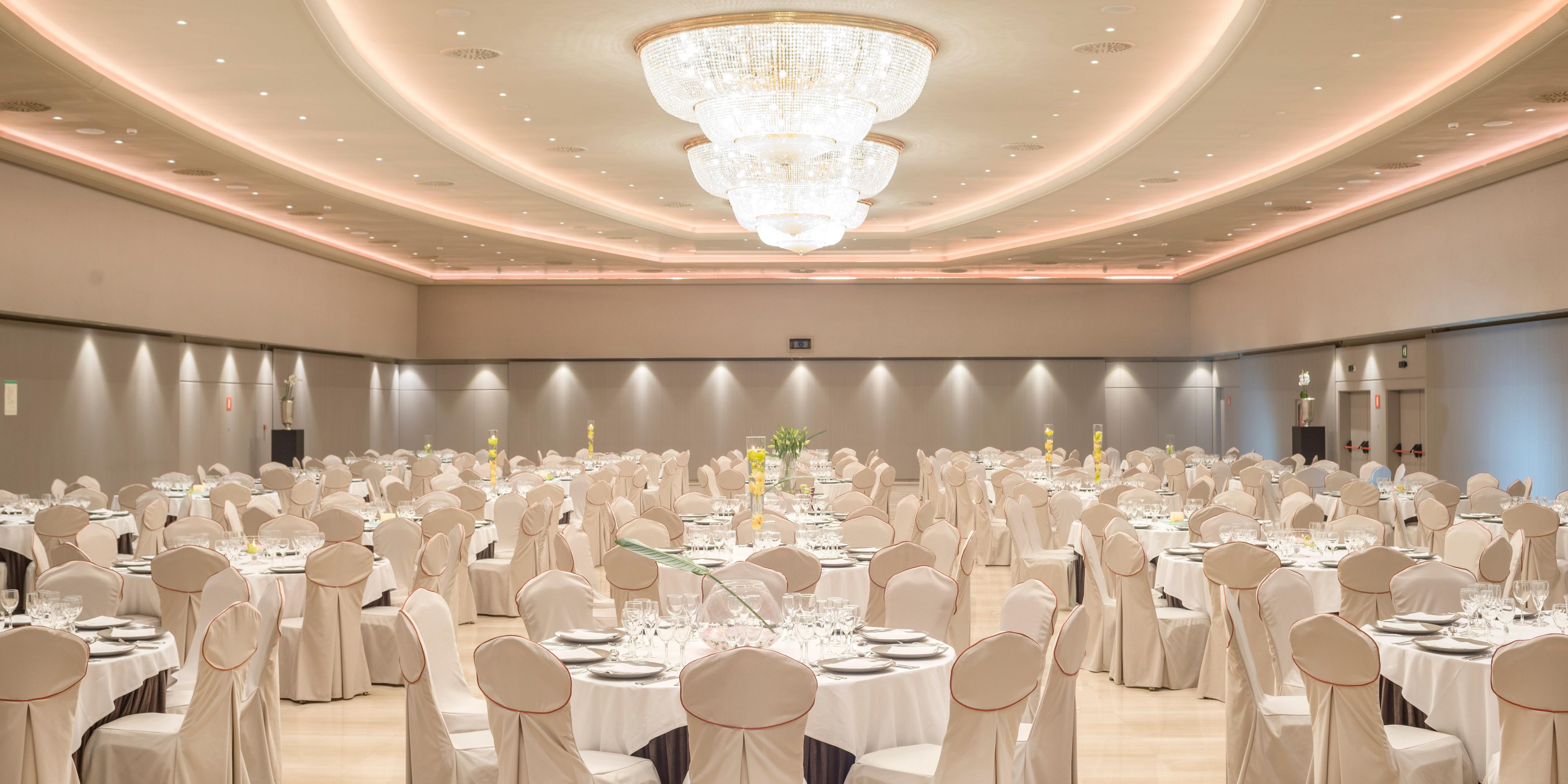 We offer the space to experience the city's vibrant lifestyle and culture. The hotel's meeting space totals 3,000 square meters, with a capacity of 1,000 delegates in theater style, 600 seated for a gala dinner and a large exhibition foyer.