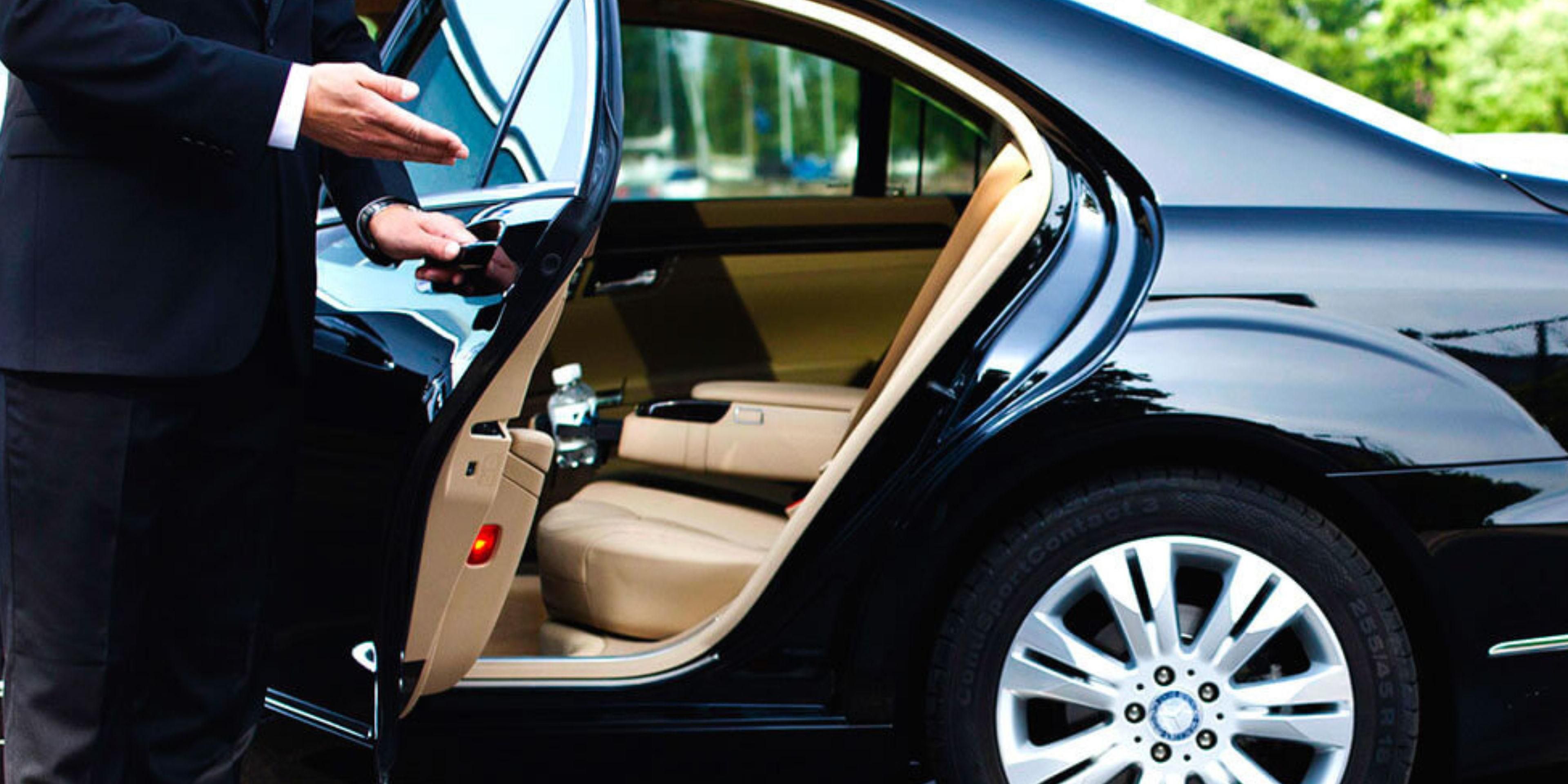InterContinental Barcelona offers a wide range of luxurious transportation services with a professional chauffeur. Explore the area with a private driver as you relax and enjoy the destinations. 
Airport transfer service is also available through our concierge team.