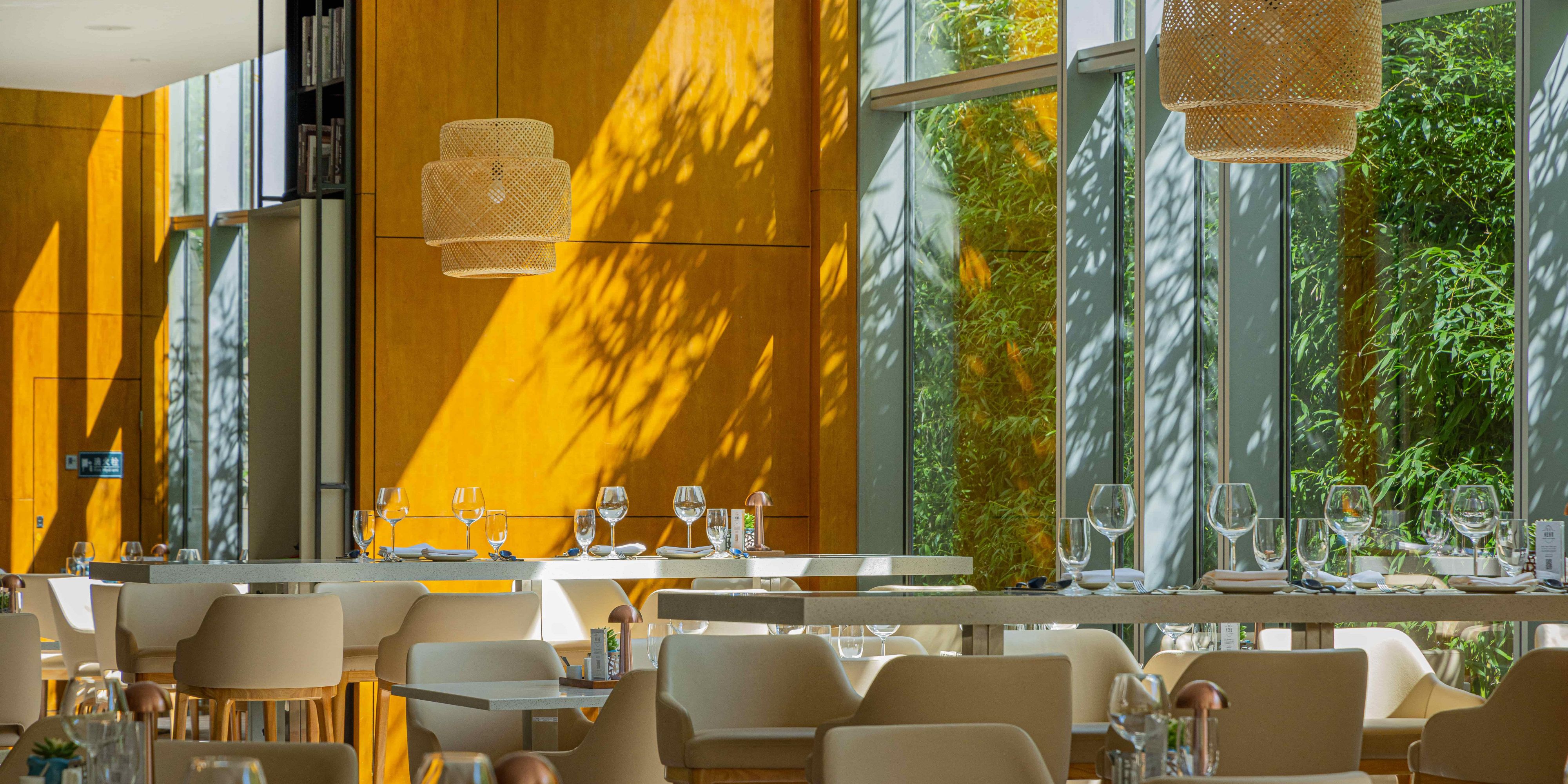 BLUE BIRDS Restaurant draws inspiration from the landmarks in the Olympic Park where the hotel is situated. It pays respectful tribute to the Water Cube and the Bird's Nest. Served hot and fresh, BLUE BIRDS presents a diverse and enticing selection of dining options, embodying the concepts of interactive, fresh, and unlimited.