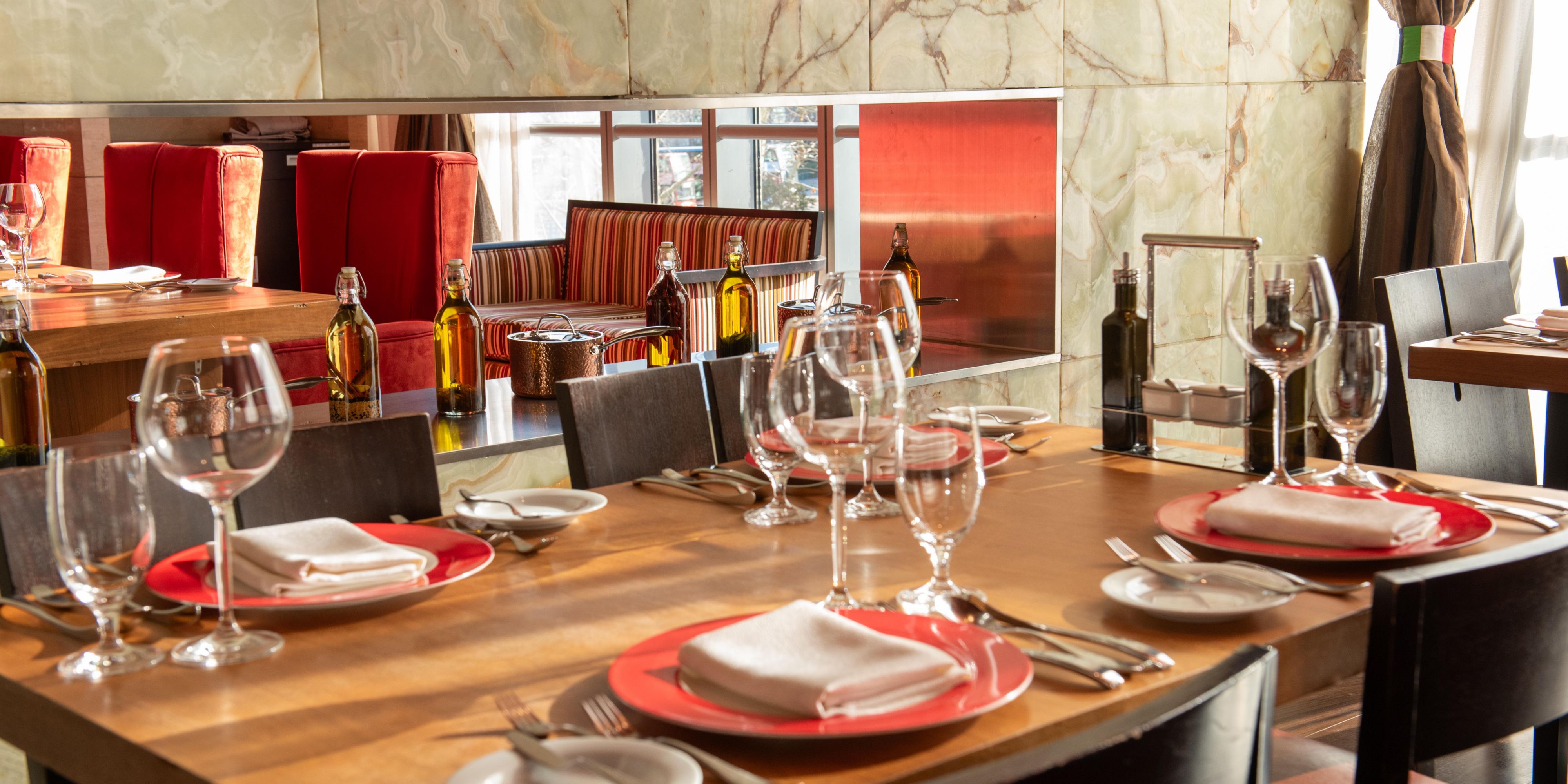 Savor Italian classics at our award winning IT MAMA Italian Restaurant, the Family Style Italian Dining restaurant showcases authentic Italian style which is decorated by art masters with rich artistic atmosphere.