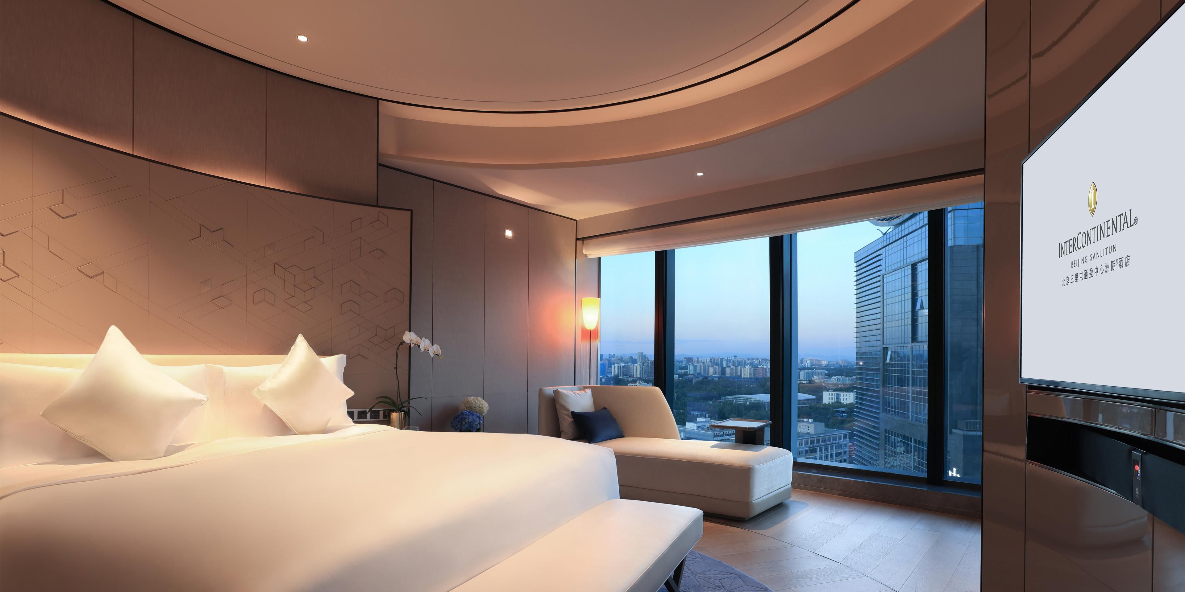 1 King Ambassador Suite with Living and Dining Area