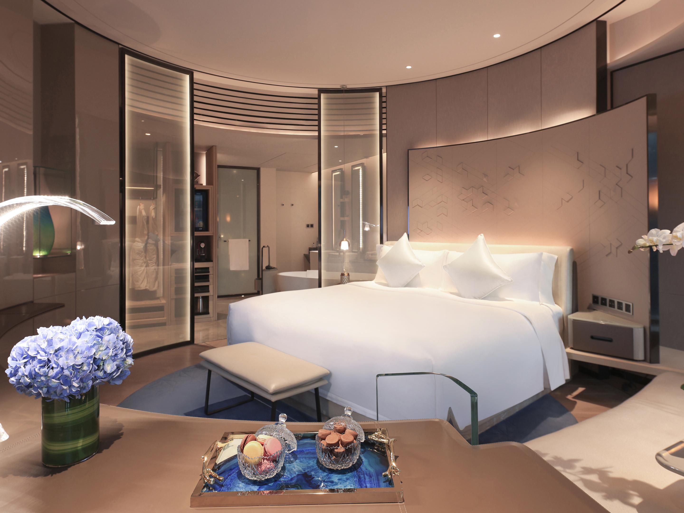 1 King Bed Classic Club Lounge Access