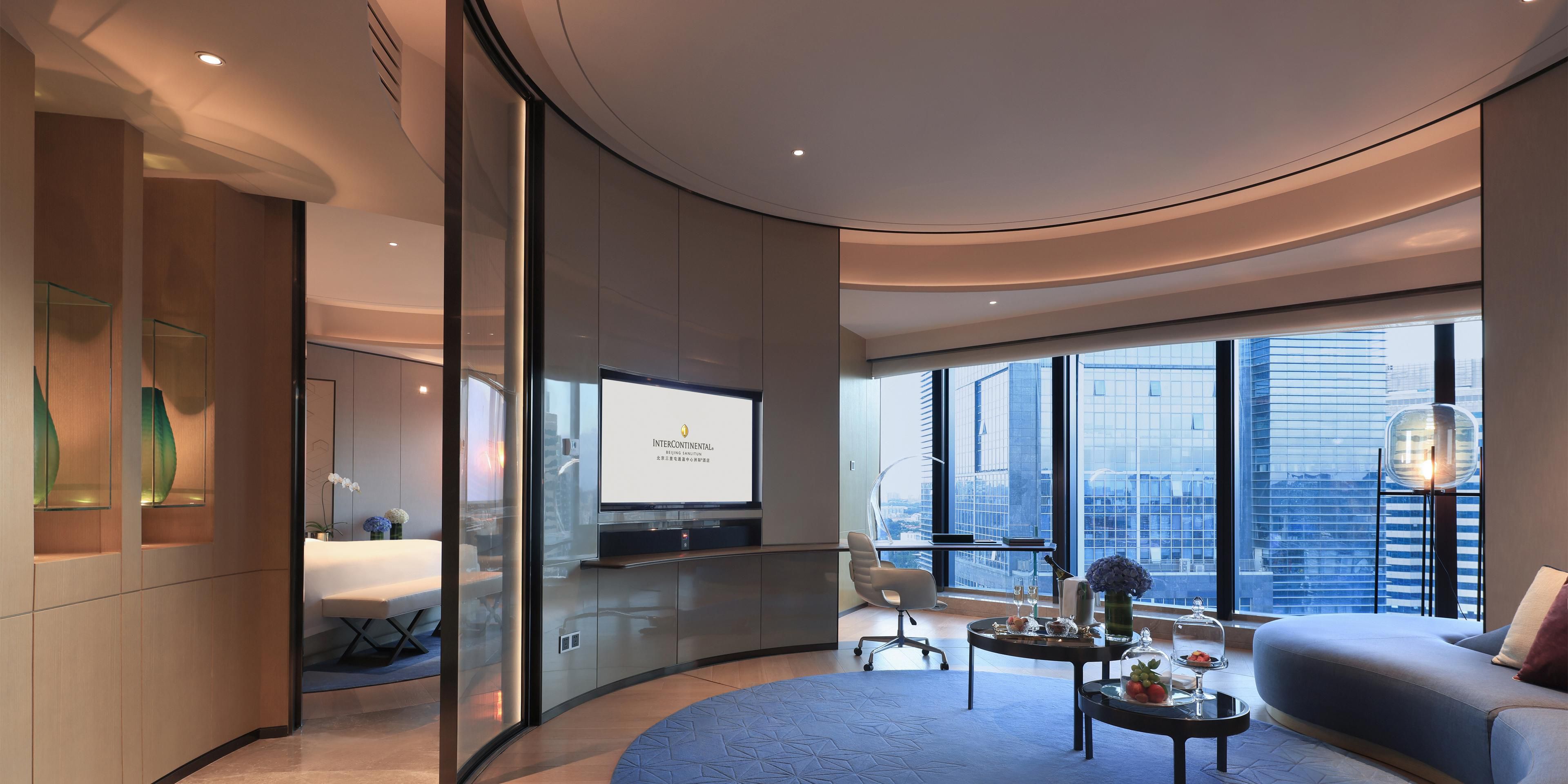 1 King Ambassador Suite with Living and Dining Area