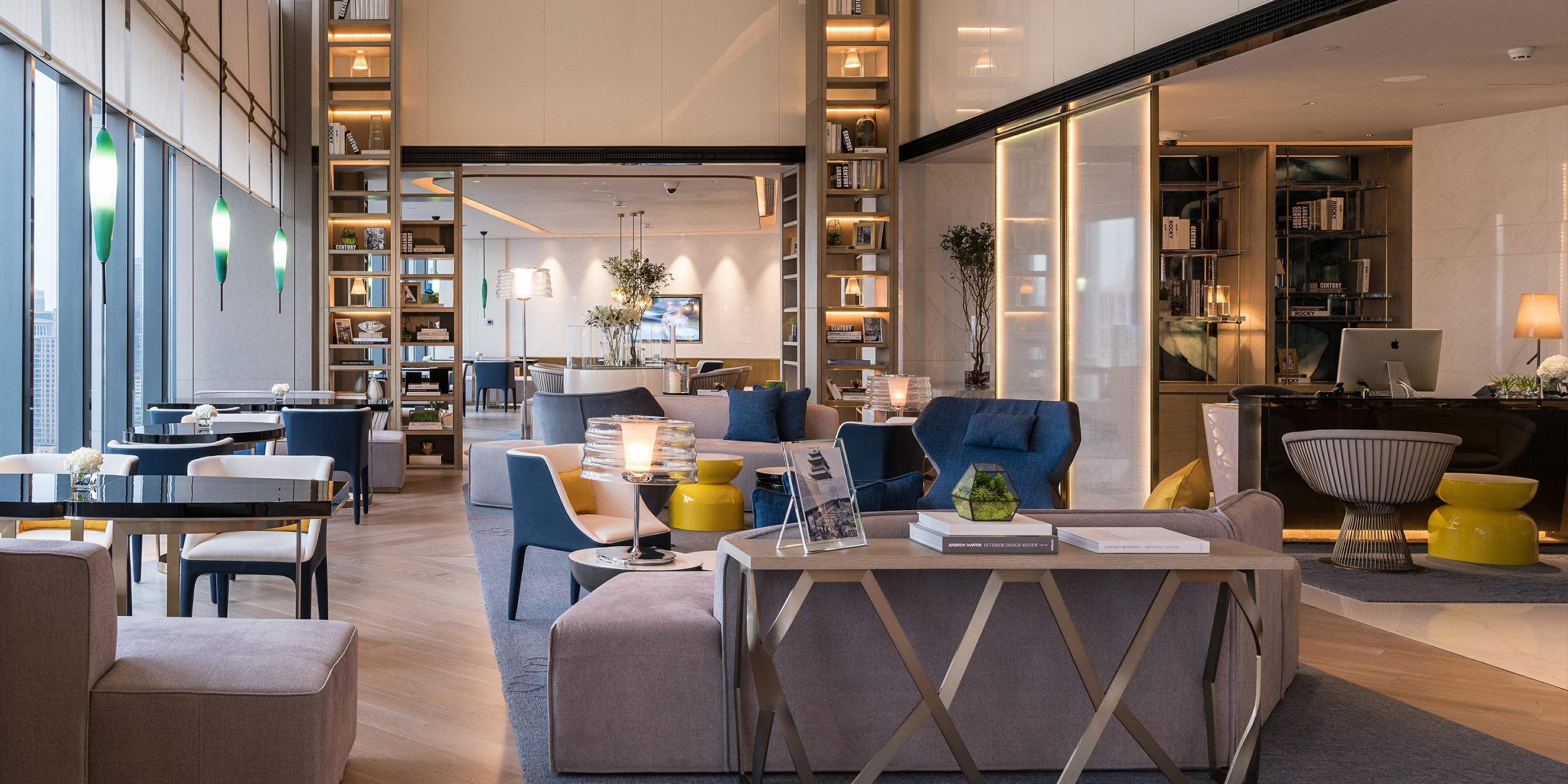 Located on the 22nd floor of the hotel, Club InterContinental is another elegantly styled social space. Surrounded by floor-to-ceiling panoramic windows, it offers breathtaking views over Sanlitun, creating a cozy and comfortable atmosphere. Every detail here is infused with heartfelt warmth, reflecting the refined standards of a luxury hotel.