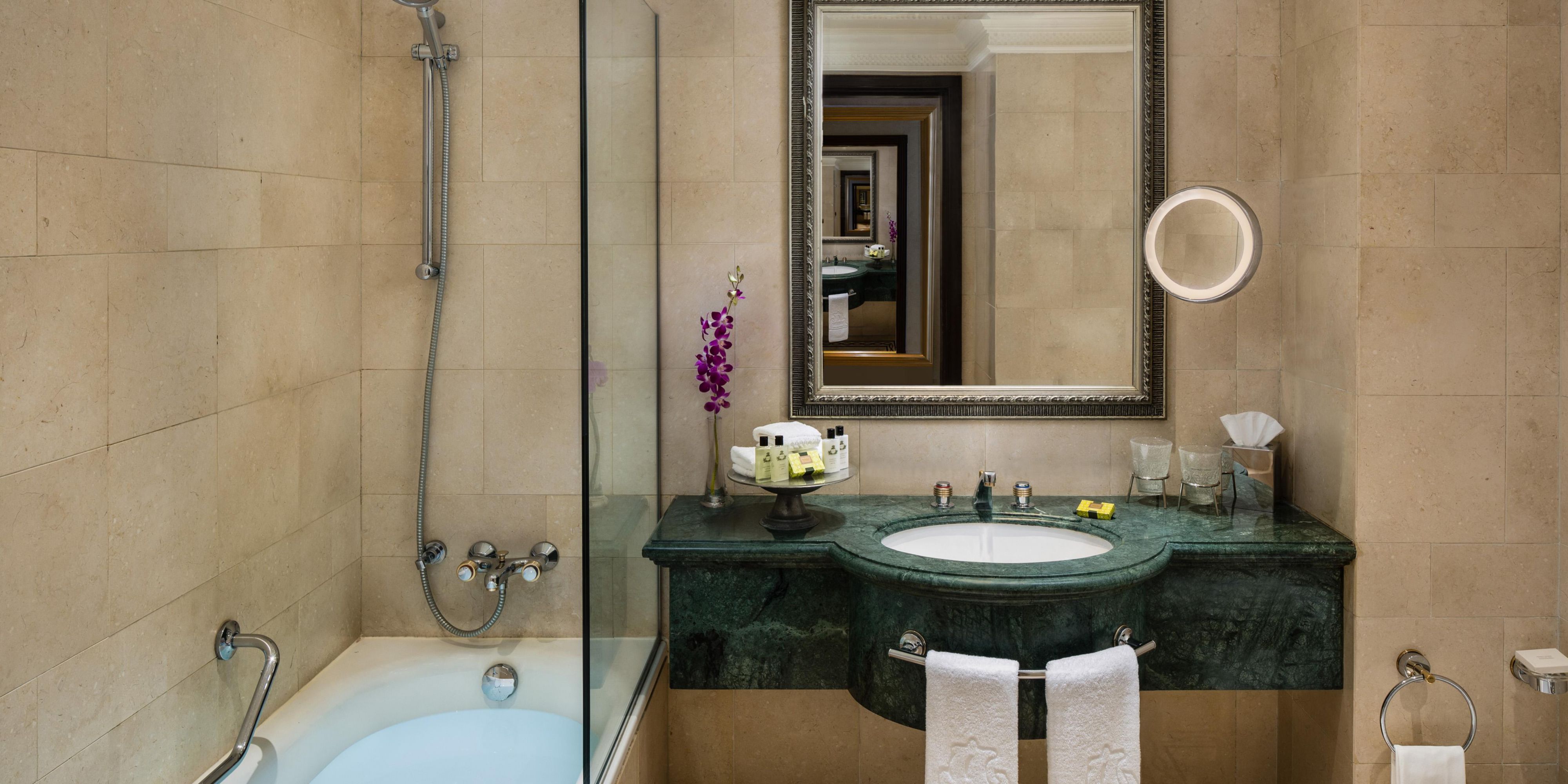 The Classic Queen bathroom blends luxury and style
