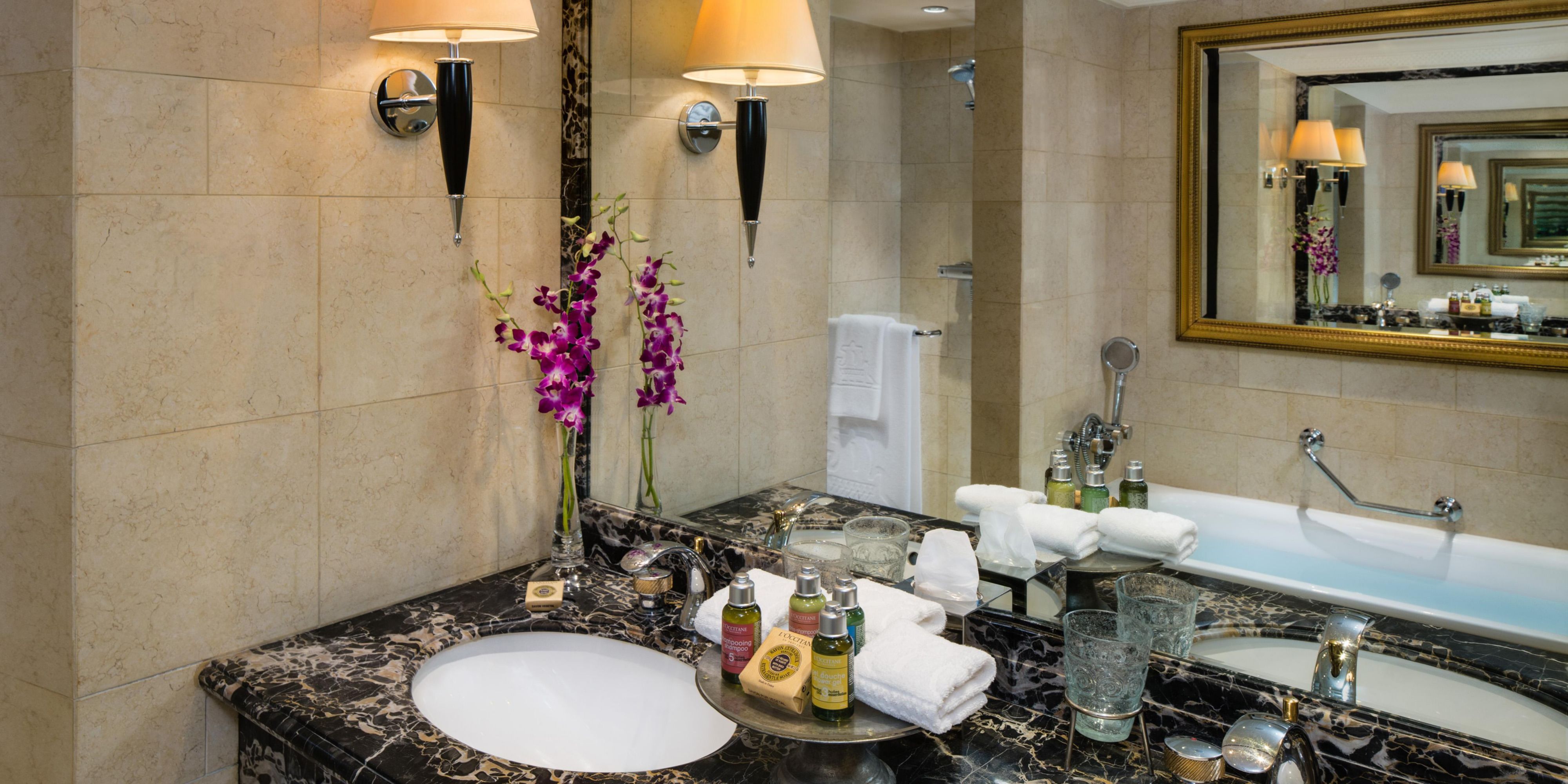 The Club Diplomatic Suite bathroom