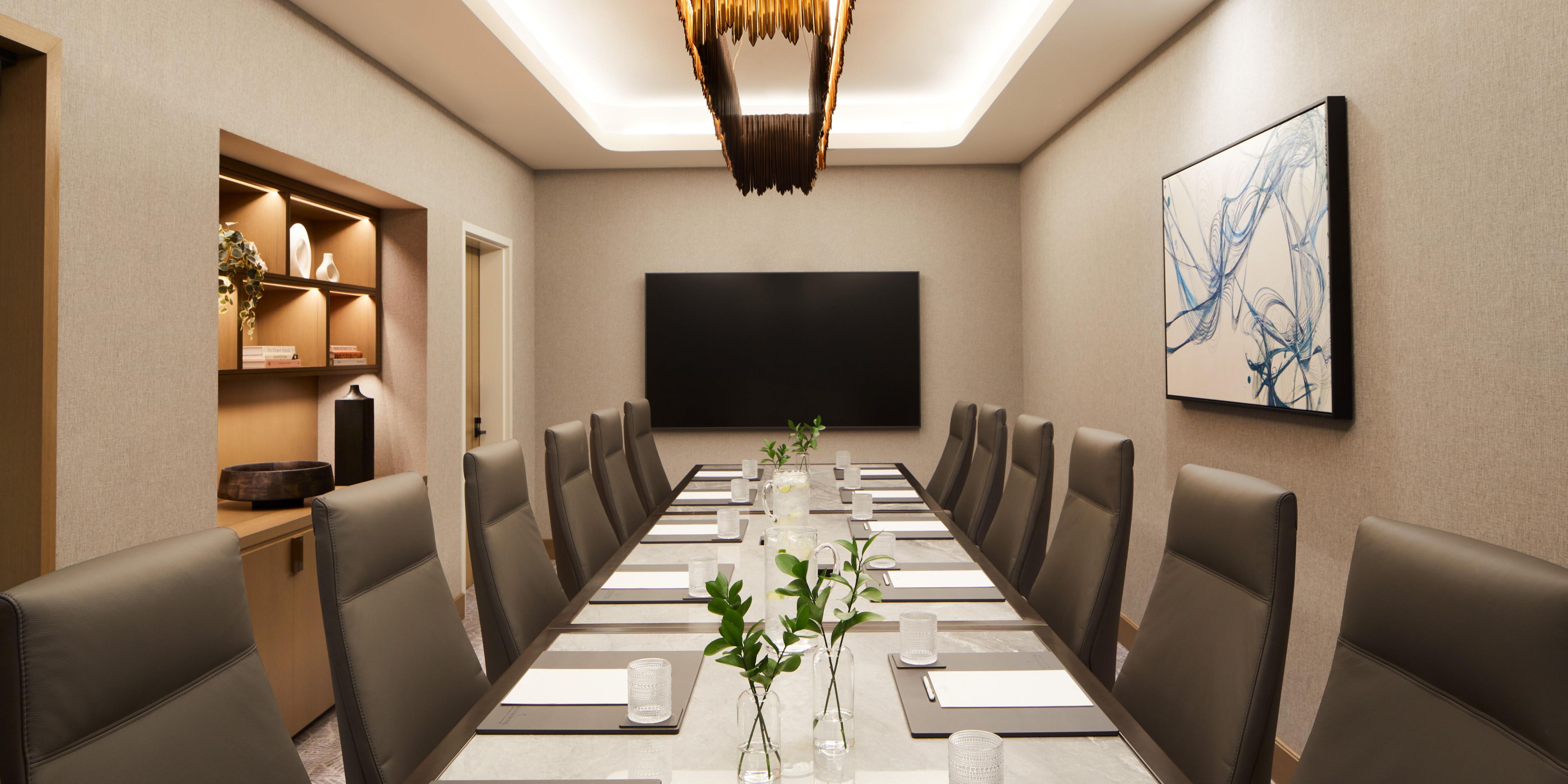 Be the first to experience the new standard of luxury in the Pacific Northwest welcoming you to live the InterContinental life in the heart of downtown Bellevue, a cosmopolitan city center known for its abundance of parks, unparalleled shopping, and international food scene.