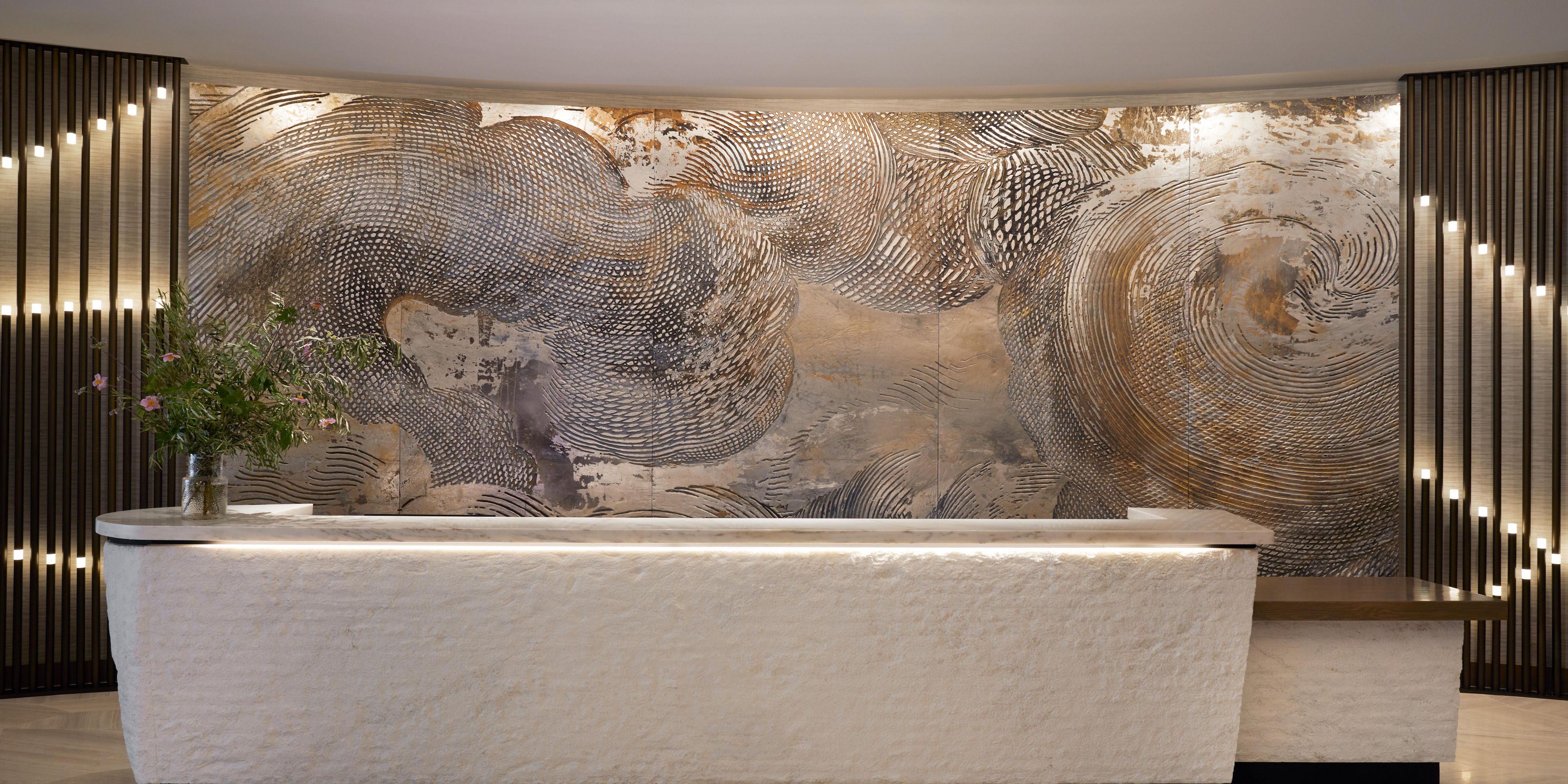 يتمتع مكتب الاستعلامات لدينا ، وهو أحد حاملي المفاتيح الذهبية الثلاثة في المنطقة ، بإمكانية الوصول الحصري إلى شبكة قوية من الأعضاء المرتبطين جيدًا في جميع أنحاء العالم. يشتهر فريق الكونسيرج المعتمد عالميًا بمعرفتهم المحلية وإمكانية الوصول إلى المعلومات المحلية ، وهو مكرس لتقديم تجارب لا تُنسى في أي مناسبة.